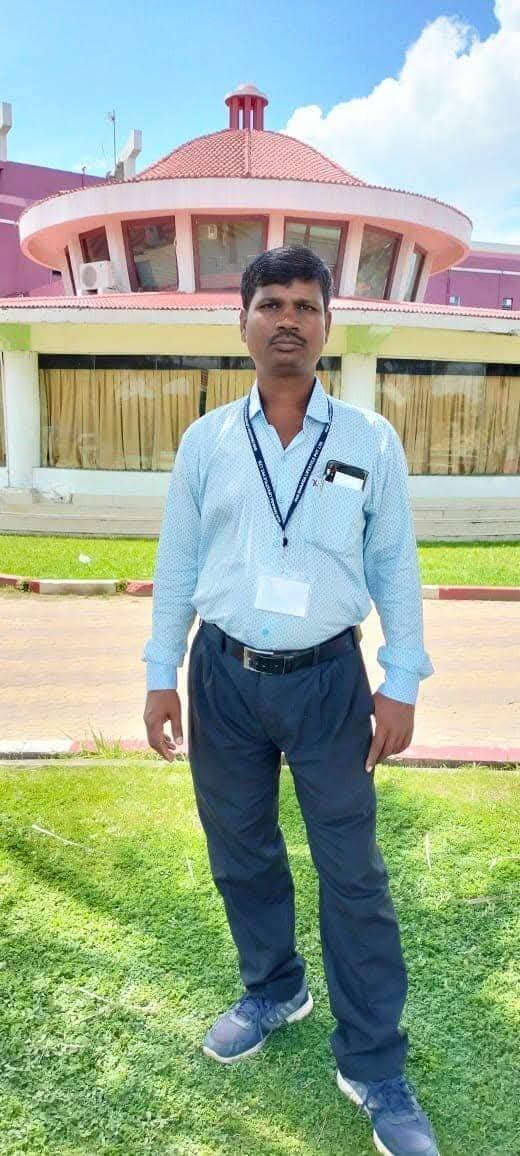 କ୍ୟାନ୍ସର ସହ ହାରିଗଲା ଜୀବନ: ଚାଲିଗଲେ ସମସ୍ତଙ୍କ ପ୍ରିୟ LIC ଏଜେଣ୍ଟ ଉମେଶ ବସ୍ତିଆ, ଅସହାୟ ପରିବାର ପାଇଁ ଆଖିରୁ ଶୁଖୁନି ଲୁହ, ସହାୟତା ପାଇଁ ଦାବି
କଣ୍ଟାମାଳ / ବୌଦ୍ଧ:
ବିଧିର ବିଧାନ ବଡ଼ ନିଷ୍ଠୁର। ଦୀର୍ଘ ଦିନର ସଂଗ୍ରାମ ପରେ ଶେଷରେ କ୍ୟାନ୍ସର ଭଳି ମାରାତ୍ମକ ରୋଗ ନିକଟରେ ହାର୍ ମାନିଛନ୍ତି ବୌଦ୍ଧ ଜିଲ୍ଲା କଣ୍ଟାମାଳ ବ୍ଲକ ବିଲାସପୁର ପଞ୍ଚାୟତ କିରକିଚିପାଲି ଗ୍ରାମର ଜଣାଶୁଣା LIC ଏଜେଣ୍ଟ ଉମେଶ ବସ୍ତିଆ (୪୨)। ତାଙ୍କର ଏହି ଅକାଳ ବିୟୋଗରେ ସମଗ୍ର ଅଞ୍ଚଳରେ ଶୋକର ଛାୟା ଖେଳି ଯାଇଛି । ମେଳାପୀ, ମିଷ୍ଟଭାଷୀ ଓ ସଦାସର୍ବଦା ଅନ୍ୟର ଦୁଃଖରେ ଛିଡ଼ା ହେଉଥିବା ଜଣେ ପରୋପକାରୀ ମଣିଷ ଭାବେ ଉମେଶ ସମସ୍ତଙ୍କର ଅତି ପ୍ରିୟ ଥିଲେ। ଗୋଟିଏ ପଟେ କ୍ୟାନ୍ସର ରୋଗ ସହ ସଂଗ୍ରାମ କରି ରାୟପୁରର ଏକ ଘରୋଇ ଡାକ୍ତରଖାନାରେ ସେ ଚିକିତ୍ସିତ ହେଉଥିଲେ। ସମ୍ବଳ ନଥିଲେ ବି ପରିବାର ଲୋକେ ସର୍ବସ୍ୱ ହରାଇ ଲକ୍ଷାଧିକ ଟଙ୍କା ଖର୍ଚ୍ଚ କରି ତାଙ୍କୁ ବଞ୍ଚାଇବାକୁ ଆପ୍ରାଣ ଚେଷ୍ଟା ଚଳାଇଥିଲେ। ହେଲେ ନିୟତିର ଖେଳ ଥିଲା ଭିନ୍ନ। ଗତକାଲି ହଠାତ୍ ବ୍ରେନ୍ ହେମ୍ରେଜ୍ (Brain Hemorrhage) ହେବା ଯୋଗୁଁ ସବୁ ଚିକିତ୍ସା ବିଫଳ ହୋଇଥିଲା, ଆଉ ସେ ସାରାଦିନ ପାଇଁ ଆଖି ବୁଜିଥିଲେ।
ଆଜି ତାଙ୍କର ମୃତଦେହ ଗାଁକୁ ଫେରିବା ପରେ ଏକ ହୃଦୟ ବିଦାରକ ଦୃଶ୍ୟ ଦେଖିବାକୁ ମିଳିଥିଲା। ଆଖପାଖ ଅଞ୍ଚଳର ଶହ ଶହ ଲୋକ ତାଙ୍କ ଶେଷ ଦର୍ଶନ ପାଇଁ ଛୁଟି ଆସିଥିଲେ, ସମସ୍ତଙ୍କ ଆଖିରେ ଥିଲା ଲୁହ। ପଛରେ ଛାଡ଼ିଯାଇଛନ୍ତି ସ୍ତ୍ରୀ, ୧୩ ବର୍ଷର ଅବୁଝା ପୁଅ ଓ ୧୦ ବର୍ଷର କୋମଳମତି ଝିଅ । ରୋଜଗାରିଆ ମୁରବୀଙ୍କୁ ହରାଇ ଆଜି ଏହି ନିରୀହ ପରିବାରଟି ସମ୍ପୂର୍ଣ୍ଣ ବେସାହାରା ଓ ଅସହାୟ ହୋଇପଡ଼ିଛି। ପିଲା ଦୁଇଟିଙ୍କ ଭବିଷ୍ୟତ ଓ ପାଠପଢ଼ାକୁ ନେଇ ସ୍ତ୍ରୀଙ୍କ ଆଖିରୁ ଲୁହ ଶୁଖୁନାହିଁ। ଏହି ହୃଦୟବିଦାରକ ପରିସ୍ଥିତିକୁ ଦୃଷ୍ଟିରେ ରଖି ଜିଲ୍ଲା ପ୍ରଶାସନ ତୁରନ୍ତ ଏହି ଅସହାୟ ପରିବାର ପ୍ରତି ଦୃଷ୍ଟି ଦେଇ ପିଲାମାନଙ୍କ ପାଠପଢ଼ା ଓ ପରିବାରର ଗୁଜରାଣ ପାଇଁ ସରକାରୀ ସହାୟତା ଯୋଗାଇ ଦେବାକୁ ସାଧାରଣରେ ଆକୁଳ ଦାବି ହେଉଛି।
<nis:link nis:type=tag nis:id=boudh nis:value=Boudh nis:enabled=true nis:link/> <nis:link nis:type=tag nis:id=kantamal nis:value=Kantamal nis:enabled=true nis:link/> <nis:link nis:type=tag nis:id=bilaspur nis:value=Bilaspur nis:enabled=true nis:link/> <nis:link nis:type=tag nis:id=kirarkichipali nis:value=Kirarkichipali nis:enabled=true nis:link/> <nis:link nis:type=tag nis:id=sadnews nis:value=SadNews nis:enabled=true nis:link/> <nis:link nis:type=tag nis:id=tragicloss nis:value=TragicLoss nis:enabled=true nis:link/> <nis:link nis:type=tag nis:id=umeshbastia nis:value=UmeshBastia nis:enabled=true nis:link/> <nis:link nis:type=tag nis:id=odishanews nis:value=OdishaNews nis:enabled=true nis:link/> <nis:link nis:type=tag nis:id=boudhnews nis:value=BoudhNews nis:enabled=true nis:link/> <nis:link nis:type=tag nis:id=bouddhatimes nis:value=BouddhaTimes nis:enabled=true nis:link/>