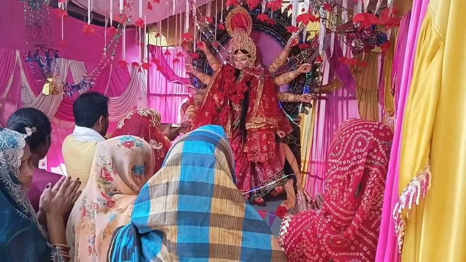 यमुनानगर में नौंवे दिन पूजी गईं मां सिद्धिदात्री, पंडालों में उमड़ी श्रद्धालुओं की भीड़
यमुनानगर / प्रयागराज। शारदीय नवरात्रि के नौंवे दिन यमुनानगर क्षेत्र के विभिन्न दुर्गा पंडालों में मां सिद्धिदात्री की विधि-विधान से पूजा-अर्चना की गई।
मान्यता है कि मां सिद्धिदात्री की पूजा से सभी सिद्धियों की प्राप्ति होती है। पंडालों में भक्तों ने माता रानी के दर्शन कर सुख-समृद्धि की कामना की। इस दौरान पंडालों में भक्तों की भारी भीड़ उमड़ी रही और जयकारों से पूरा क्षेत्र गूंजता रहा।
#navratrispecial