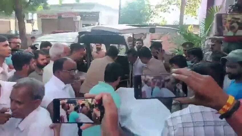 हापुड़ में आटा फ्लोर मिल में विज्ञापन मांगने गए पत्रकार नसीम अहमद की पीट-पीटकर हत्या कर दी गई!
कानून का खौफ खत्म हो चुका है और जंगलराज चरम पर है।
#UPPolice