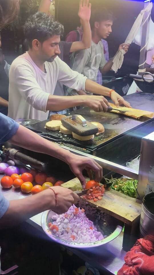 Tundla’s Most Famous Street Burger 🍔🔥 Must Try Burger at Vishnu Shop! 😍 Kanpur
#TundlaStreetFood #FamousBurger #StreetFoodIndia #FoodLovers #ViralShorts #FoodWithVinay #kanpur