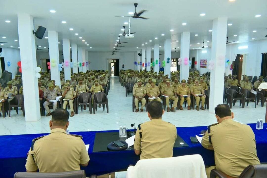 बाराबंकी में शिक्षक-स्नातक MLC चुनाव की तैयारी तेज, SP ने पुलिसकर्मियों को दिया सख्त निर्देश!
बाराबंकी में 23 अक्टूबर को होने वाले विधान परिषद शिक्षक-स्नातक चुनाव को लेकर पुलिस लाइन में ब्रीफिंग हुई। एसपी रवीना त्यागी के निर्देशन में एएसपी रितेश सिंह और विवेक तिवारी ने चुनाव ड्यूटी में लगे जवानों को दिशा-निर्देश दिए।
#Barabanki #MLCElection #BarabankiPolice