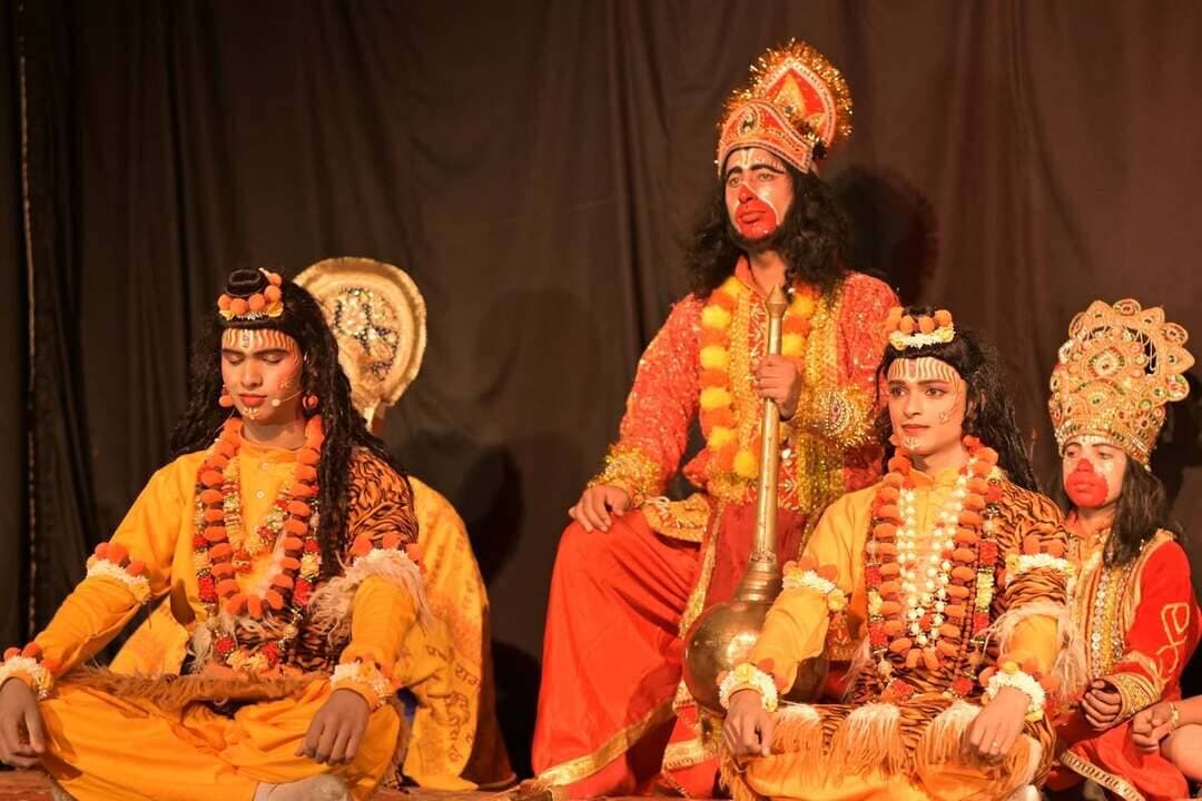 पिथौरागढ़ :- सदर की रामलीला में रामसेतु निर्माण से लंका दहन तक, जीवंत हुए रामायण के प्रसंग !
पिथौरागढ़ :- श्री रामलीला प्रबन्धकारिणी समिति सदर पिथौरागढ़ द्वारा आयोजित ऐतिहासिक 130वें रामलीला मंचन के अष्टम दिवस समुद्र सेतु बंधन, समुद्र लंघन, हनुमान-विभीषण संवाद, सीता-रावण संवाद, अक्षय कुमार वध और लंका दहन की लीलाओं का भव्य मंचन किया गया। रामलीला के इन रोमांचक प्रसंगों को देखने के लिए दर्शकों में खासा उत्साह नजर आया।
लीला में दिखाया गया कि माता सीता की खोज में हनुमान जी समुद्र लांघकर लंका पहुंचते हैं। वहां उनकी भेंट भगवान श्रीराम के भक्त विभीषण से होती है। विभीषण से जानकारी मिलने के बाद हनुमान जी अशोक वाटिका पहुंचकर माता सीता को श्रीराम की मुद्रिका सौंपते हैं और प्रभु का संदेश देते हुए उन्हें शीघ्र मुक्त कराने का भरोसा दिलाते हैं। इसी दौरान रावण और माता सीता के बीच संवाद होता है। रावण उन्हें भयभीत कर अपने पक्ष में करने का प्रयास करता है, लेकिन माता सीता श्रीराम के प्रति अपनी निष्ठा पर अडिग रहती हैं। त्रिजटा और सीता के संवाद के साथ हनुमान जी का माता सीता को सांत्वना देने का प्रसंग भी मंचित किया गया।
इसके बाद हनुमान जी अशोक वाटिका में फल खाने के साथ वाटिका को उजाड़ देते हैं। रावण के पुत्र अक्षय कुमार को युद्ध में परास्त कर उसका वध करते हैं। रावण के आदेश पर हनुमान जी की पूंछ में आग लगाई जाती है, जिसके बाद वे अपनी जलती पूंछ से लंका के विभिन्न हिस्सों में आग लगा देते हैं। लंका दहन के इस प्रसंग ने दर्शकों में रोमांच पैदा किया। इसके बाद रावण-विभीषण संवाद में विभीषण रावण को माता सीता को सम्मानपूर्वक श्रीराम को लौटाने और युद्ध टालने की सलाह देते हैं, लेकिन रावण उनकी बात नहीं मानता और विभीषण को अपमानित कर देता है।
आगे की लीला में श्रीराम की वानर सेना समुद्र पार कर लंका पहुंचने के लिए सेतु निर्माण करती है। नल-नील के नेतृत्व में वानर सेना द्वारा समुद्र पर पुल बनाने का प्रसंग प्रस्तुत किया गया, जो श्रीराम की सेना के लंका प्रस्थान और रावण के विरुद्ध निर्णायक युद्ध की तैयारी का प्रतीक है। इन सभी प्रसंगों के मंचन के साथ रामलीला की कथा युद्ध की ओर आगे बढ़ी।
