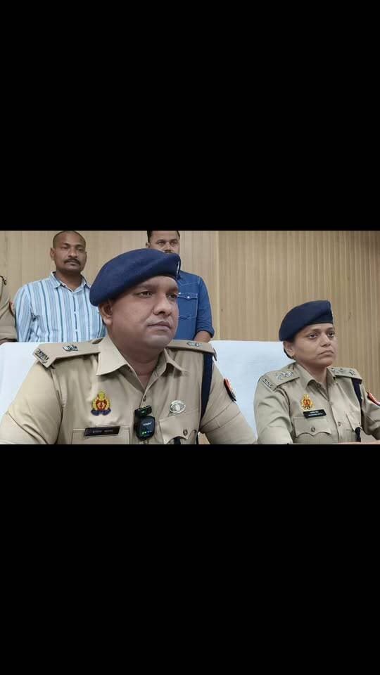 *अपर पुलिस अधीक्षक बस्ती श्याम कांत ने घटना का खुलासा करते हुए बताया कि थाना गौर क्षेत्र में हुई चोरी की घटना में 5 शातिर चोरों को गिरफ्तार किया गया है। इनके कब्जे से सोना, चांदी, नगदी और घटना में प्रयुक्त कार बरामद हुई है। सभी अभियुक्त अंतर्जनपदीय गिरोह के सदस्य हैं।* आइए सुनते हैं क्या कहा अपर पुलिस अधीक्षक बस्ती श्याम कांत ने...*