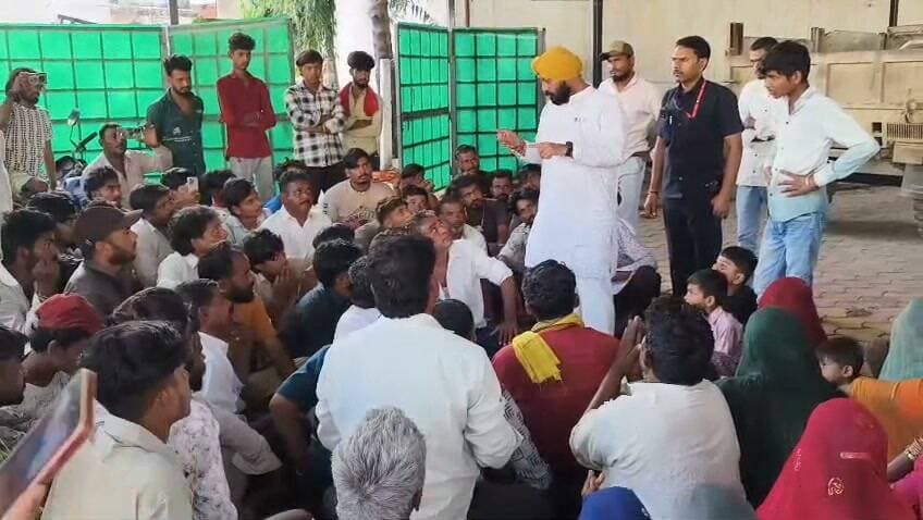 सुवासरा में कल हुई घटना के विरोध में आज सुबह बंजारा समुदाय के लोग विधायक के घर के बाहर धरने पर बैठे थे जहां विधायक ने सभी को अपने कार्यालय बुलाया और घायल के परिजनों से चर्चा की परिजनों की मांग है कि आरोपियों के मकान एवं दुकानें तोड़ी जाए एवं सभी आरोपियों की गिरफ्तारी शीघ्र हो और इस पूरे घटनाक्रम में जो लोग शामिल है उन सभी के विरुद्ध कठोर कार्रवाई की मांग की जिस पर विधायक ने प्रशासनिक अधिकारियों को फोन लगाकर निर्देश दिए हैं कि इस पूरे घटनाक्रम में जो जो भी लोग शामिल है आरोपियों के साथ किसी को बख्शा नहीं जाए एवं आरोपियों की जितनी भी अवैध संपत्तियों हैं उनकी शीघ्र जांच करके ध्वस्त की जाए जिससे भविष्य में किसी प्रकार की कोई घटना ना हो हालांकि विधायक के इस आश्वासन के बाद घायल के परिजन नहीं माने अब जानकारी यह निकलकर आ रही है कि परिजनों और समाजजन द्वारा सुवासरा पेट्रोल पंप चौपाटी को जाम किया जाएगा