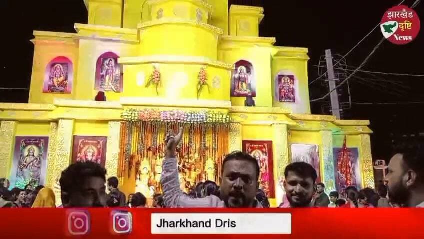 गढ़वा के मदरसा रोड रेलवे क्रॉसिंग के पास जय मां अम्बे संघ ने पेश की भव्य डांडिया प्रस्तुति, अध्यक्ष सुभाष चंद्रवंशी एवं उपाध्यक्ष मिशु सोनी के नेतृत्व में भक्तिमय हुआ माहौल