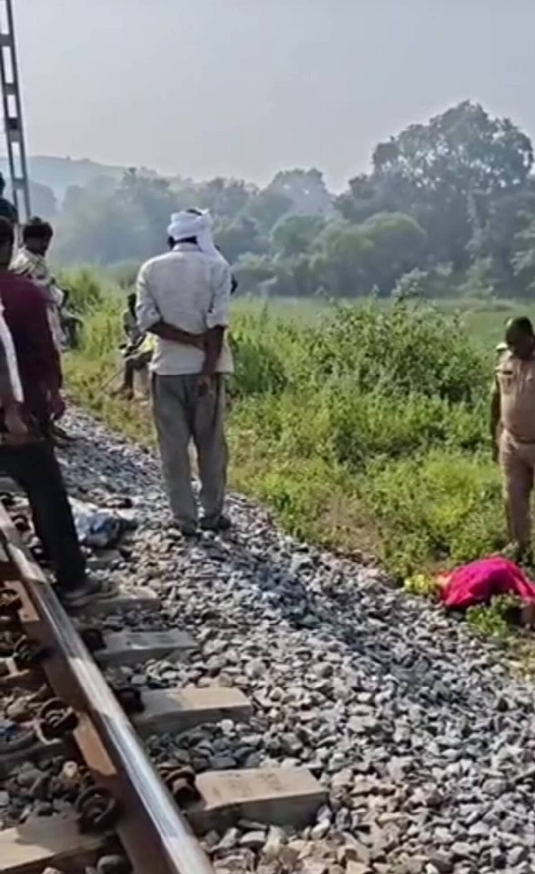 दुधि: दुद्धी कोतवाली क्षेत्र के धनोरा गांव में रेलवे ट्रैक के पास महिला का शव मिला
