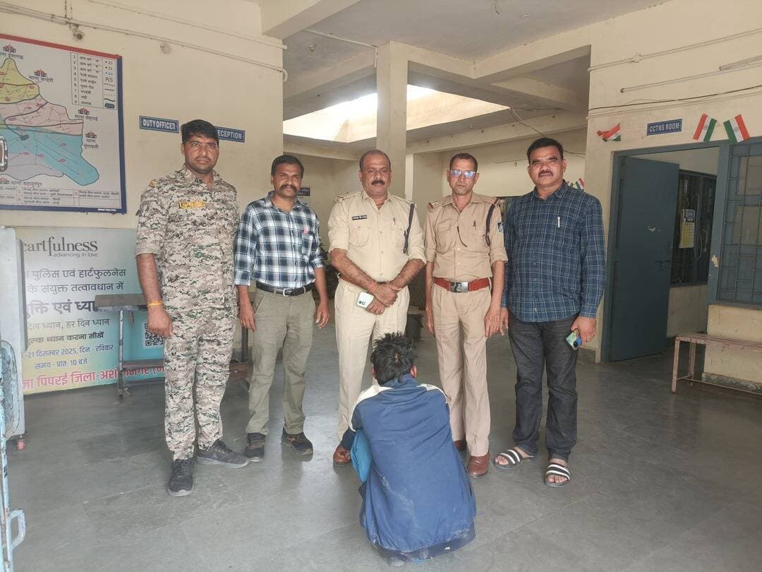 70 लीटर अवैध कच्ची शराब और बाइक के साथ तस्कर गिरफ्तार, भेजा जेल
पिपरई पुलिस की बड़ी कार्रवाई: केशोपुर पुलिया के पास नाकाबंदी कर दबोचा आरोपी
आबकारी एक्ट के तहत मामला दर्ज, लगभग 10,500 रुपये की शराब जप्त
पिपरई/अशोकनगर।
अशोकनगर जिले में अवैध शराब और नशे के कारोबार पर अंकुश लगाने के लिए चलाए जा रहे विशेष अभियान के तहत पिपरई थाना पुलिस को बड़ी सफलता मिली है। पुलिस ने मुखबिर की सटीक सूचना पर घेराबंदी कर एक शराब तस्कर को दबोचा है। उसके पास से 70 लीटर हाथ भट्टी की बनी कच्ची शराब और परिवहन में प्रयुक्त काले रंग की प्लेटिना मोटरसाइकिल जप्त की गई है।
केशोपुर पुलिया के पास की गई नाकाबंदी
प्राप्त जानकारी के अनुसार, पुलिस अधीक्षक राजीव कुमार मिश्रा के निर्देशन, अतिरिक्त पुलिस अधीक्षक अंतर सिंह कनेश व एसडीओपी मुंगावली ओमप्रकाश मिश्रा के मार्गदर्शन में पुलिस लगातार गश्त कर रही है। 18 अक्टूबर की रात गश्त के दौरान राधाकृष्ण मंदिर के पास पुलिस को सूचना मिली कि ग्राम मारोन निवासी गजराम अहिरवार प्लेटिना बाइक पर नीले रंग की कैनों में शराब भरकर सिलावन से केशोपुर की ओर बेचने ले जा रहा है।
सूचना पर तत्काल कार्रवाई करते हुए पुलिस टीम ने ग्राम सिलावन रोड स्थित केशोपुर पुलिया पर नाकाबंदी की। इस दौरान संदिग्ध बाइक को रोककर जांच की गई तो बाइक पर तौलिए से बंधी दो प्लास्टिक कैनों में 70 लीटर हाथ भट्टी की कच्ची शराब पाई गई, जिसकी अनुमानित कीमत ₹10,500/— बताई जा रही है।
न्यायालय से भेजा गया जिला जेल
पुलिस ने आरोपी गजराम अहिरवार को गिरफ्तार कर उसके विरुद्ध अपराध क्रमांक 261/26, धारा 34(2) आबकारी अधिनियम के तहत प्रकरण पंजीबद्ध किया है। आरोपी को माननीय न्यायालय के समक्ष पेश किया गया, जहाँ से जेल वारंट बनने के बाद उसे जिला जेल अशोकनगर भेज दिया गया है।
इनकी रही सराहनीय भूमिका
इस कार्रवाई को अंजाम देने में थाना प्रभारी पिपरई निरीक्षक नरेंद्र त्रिपाठी, सहायक उप-निरीक्षक (सउनि) रघुवीर सिंह तथा प्रधान आरक्षक (प्रआर 334) भगवान सिंह जाटव का विशेष व सराहनीय योगदान रहा। पुलिस अधिकारियों ने स्पष्ट किया है कि नशे के खिलाफ अभियान निरंतर जारी रहेगा।
SP Ashoknagar - M.P.