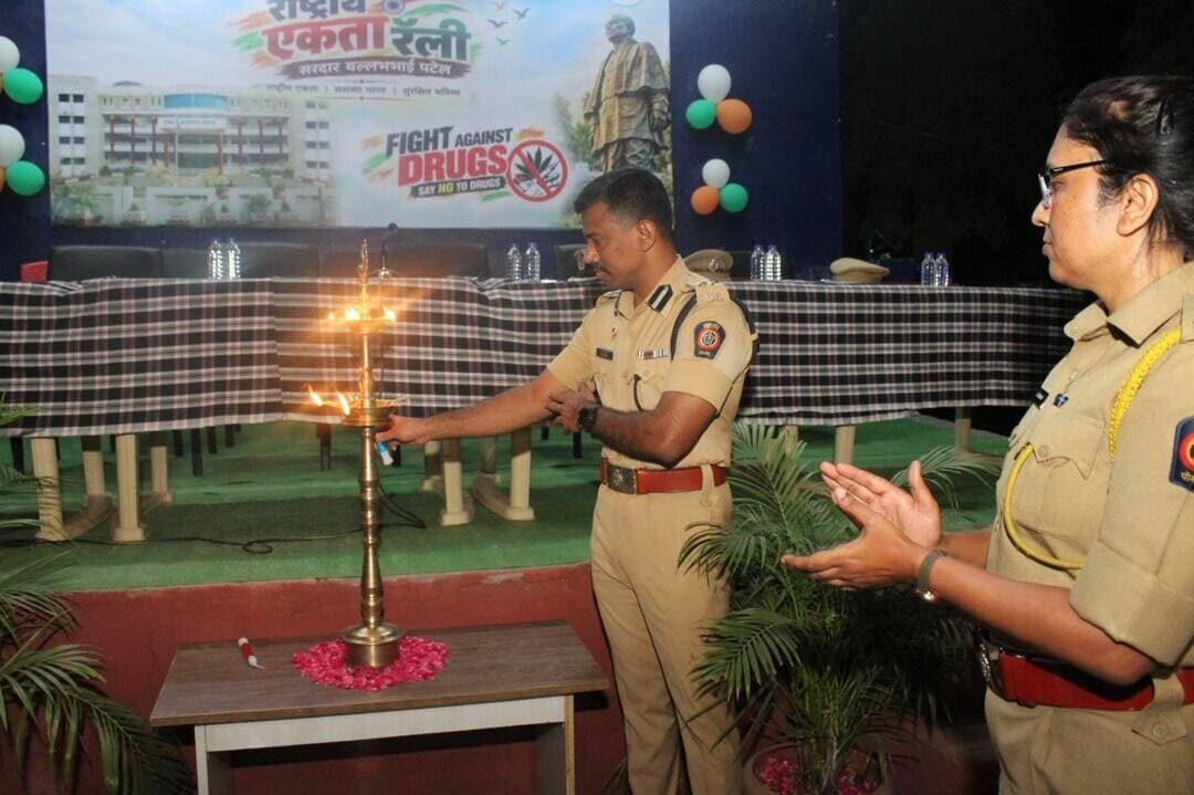 काल पोलीस आयुक्तालय सोलापूर शहर यांच्या वतीने सरदार वल्लभभाई पटेल यांच्या १५१ वी जयंतीनिमित्तआयोजित राष्ट्रीय एकता दिवस मोटार सायकल रॅलीत सहभागी आंध्रप्रदेश, तामिळनाडू, तेलंगणा, पाँडेचरी, अंदमान व निकोबार येथील पोलीस अधिकारी व अंमलदार यांचे पोलीस आयुक्त मा. एम. राज कुमार सो यांनी सोलापूर शहरात स्वागत केले.
यावेळी पोलीस उपायुक्त मा. प्रितम यावलकर सो , डॉ. अश्विनी पाटील मॅडम, राज्य राखीव पोलिस गट १० च्या समादेशक डॉ. दिपाली काळे मॅडम व इतर वरिष्ठ पोलिस अधिकारी, अंमलदार उपस्थित होते.