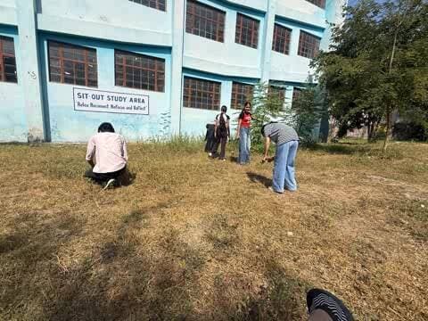 बिलासपुर सदर: राजकीय महाविद्यालय बिलासपुर में पत्रकारिता विभाग ने भांग उखाड़कर किया सफाई अभियान