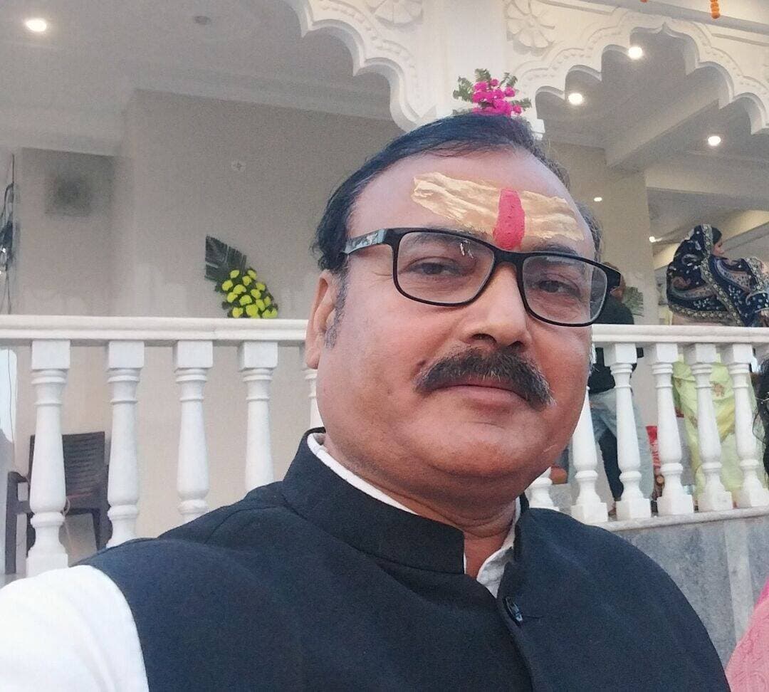 लेखक एवं प्रस्तुति: राजेश तिवारी ईश्वर का निर्णय जब चारों ओर रास्ते बंद हों, तब भी उम्मीद का दीपक जलाए रखना चाहिए।
एक घने जंगल में एक गर्भवती हिरनी अपने बच्चे को जन्म देने के लिए सुरक्षित स्थान की तलाश कर रही थी। काफी देर भटकने के बाद उसे नदी के किनारे ऊँची और घनी घास दिखाई दी। उसे लगा कि यह स्थान उसके बच्चे को जन्म देने के लिए उचित रहेगा।
वह जैसे ही वहाँ पहुँची, उसे प्रसव पीड़ा शुरू हो गई।
लेकिन तभी परिस्थितियाँ अचानक बदलने लगीं। आसमान में काले बादल छा गए। बिजली कड़कने लगी और तूफान आने के संकेत मिलने लगे।
हिरनी ने बाईं ओर देखा तो एक शिकारी उस पर तीर चलाने के लिए निशाना साध रहा था।
दाईं ओर देखा तो एक भूखा शेर उस पर हमला करने की तैयारी में था।
सामने सूखी घास में आग फैल रही थी और पीछे नदी का तेज बहाव था।
अब हिरनी क्या करती?
चारों तरफ खतरा था। एक ओर शिकारी, दूसरी ओर शेर, सामने आग और पीछे उफनती नदी।
वह चाहकर भी कहीं भाग नहीं सकती थी। प्रसव पीड़ा बढ़ती जा रही थी। उसके सामने एक बहुत बड़ा संकट था।
न जाने अगले ही पल क्या होने वाला था!
क्या हिरनी अपनी जान बचा पाएगी?
क्या वह अपने बच्चे को जन्म दे पाएगी?
क्या उसका नन्हा शावक इस दुनिया में सुरक्षित आ पाएगा?
हिरनी के सामने चारों ओर मुश्किलें थीं, लेकिन उसके पास एक जिम्मेदारी भी थी—अपने बच्चे को जन्म देना।
उसने घबराहट में इधर-उधर भागने के बजाय अपना पूरा ध्यान अपने बच्चे को जन्म देने पर केंद्रित कर दिया।
और फिर प्रकृति ने ऐसा दृश्य रचा, जिसकी कल्पना भी नहीं की जा सकती थी।
अचानक आसमान में जोरदार बिजली चमकी। उसकी चमक से शिकारी की आँखें कुछ पल के लिए चौंधिया गईं और उसका छोड़ा हुआ तीर अपने लक्ष्य से भटक गया।
लोकप्रिय प्रेरक कथा के अनुसार, तीर शेर की आँख में जा लगा। शेर घायल होकर दहाड़ने लगा। यह देखकर शिकारी घबराकर वहाँ से भाग गया।
इसी बीच तेज बारिश शुरू हो गई और जंगल में फैल रही आग बुझने लगी।
प्रकृति का प्रकोप धीरे-धीरे शांत होने लगा।
और उसी संकट के बीच हिरनी ने एक नन्हे शावक को जन्म दिया।
जिस समय उसे लग रहा था कि चारों ओर केवल खतरा ही खतरा है, उसी समय परिस्थितियाँ बदल गईं और उसके सामने जीवन की एक नई शुरुआत हुई।
यह कहानी हमें याद दिलाती है कि मुश्किल समय में भी उम्मीद का दामन नहीं छोड़ना चाहिए।
━━━━━━━━━━━━━━━━━━
🌹 ✨ कहानी से मिलने वाली अनमोल सीख ✨ 🌹
हमारे जीवन में भी कभी-कभी ऐसे क्षण आते हैं, जब चारों ओर परेशानियाँ दिखाई देती हैं। परिवार की चिंता, काम का दबाव, आर्थिक कठिनाइयाँ और भविष्य का डर हमें अंदर से कमजोर करने लगते हैं।
ऐसे समय में हम अक्सर आने वाली हर समस्या के बारे में सोचकर इतना घबरा जाते हैं कि वर्तमान में जो काम हमारे हाथ में है, उसे भी ठीक से नहीं कर पाते।
लेकिन याद रखिए—
मुसीबतें चाहे कितनी भी बड़ी क्यों न हों, घबराहट से नहीं, धैर्य और समझदारी से उनका सामना किया जाता है।
हर परिस्थिति हमारे नियंत्रण में नहीं होती, लेकिन उस परिस्थिति में हम क्या करते हैं, यह काफी हद तक हमारे हाथ में होता है।
इसलिए जब जीवन में चारों ओर अंधेरा दिखाई दे, तब अपने विश्वास को कमजोर मत होने दीजिए।
जब रास्ते बंद दिखाई दें, तब हिम्मत मत हारिए।
जब लोग आपका साथ छोड़ दें, तब अपने आत्मविश्वास को मत खोइए।
और जब परिस्थितियाँ आपके अनुकूल न हों, तब भी अपने कर्तव्य से पीछे मत हटिए।
🙏 ईश्वर पर विश्वास रखिए, लेकिन अपने कर्म करना मत छोड़िए। क्योंकि विश्वास हमें शक्ति देता है और कर्म हमें आगे बढ़ने का रास्ता दिखाते हैं।
🌼 याद रखिए, हर रात के बाद सुबह होती है, हर पतझड़ के बाद बहार आती है और हर कठिन दौर हमेशा के लिए नहीं रहता।
━━━━━━━━━━━━━━━━━━
💐 जीवन की कुछ अनमोल पंक्तियाँ 💐
🌺 जो बीत गया, उसे बदला नहीं जा सकता।
🌺 जो आने वाला है, उसे पूरी तरह जाना नहीं जा सकता।
🌺 लेकिन जो आज हमारे पास है, उसे बेहतर जरूर बनाया जा सकता है।
इसलिए बीते कल के पछतावे में अपना आज मत खोइए और आने वाले कल की चिंता में अपनी आज की खुशियाँ मत गंवाइए।
🌷 ईश्वर पर भरोसा रखिए, अपने कर्म पर विश्वास रखिए और अपने मन में उम्मीद का दीपक हमेशा जलाए रखिए।
🙏 सदैव प्रसन्न रहिए, क्योंकि प्रसन्नता जीवन की सबसे बड़ी पूँजी है।
✨ जो प्राप्त है, वह पर्याप्त है।
✨ जिसका मन मस्त है, उसके पास समस्त है।
✨ जो कर्म में विश्वास रखता है, वही कठिनाइयों में भी रास्ता खोज लेता है।
🌹 ईश्वर करे, आपके जीवन में सुख, शांति, प्रेम और विश्वास का सदैव वास रहे। 🌹
🙏 जय श्री राम | हर हर महादेव | राधे-राधे 🙏
