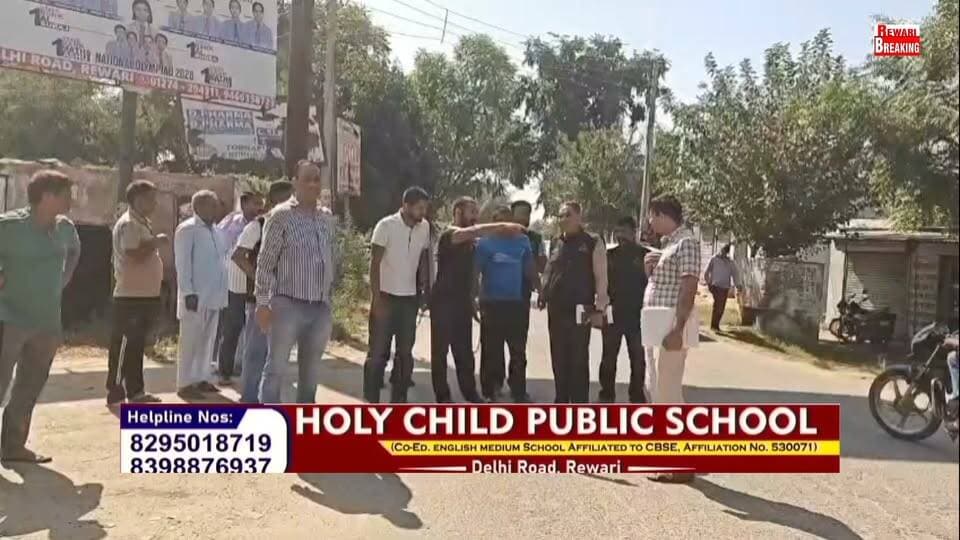 डबल मर्डर#हत्या आरोपियों की कराई परेड#दोहरे हत्याकांड में तीन और आरोपित #गिरफ्तार, पांच दिन के रिमांड पर लिया
#तीनो बदमाशों की बड़ाना चौक पर शिनाख्त परेड निकाली गई! इस दौरान लोगों भी भीड़ जमा हो गई!
-करीब तीन माह पूर्व गांव गोकलपुर के समीप हुए कांवड़ लाने के दौरान हुई कहासुनी में हुए डबल मर्डर मामले में पुलिस ने तीन और आरोपितों को गिरफ्तार किया है, जिनकी पहचान गांव चिरहाड़ा के रहने वाले आशीष, गांव आसलवास के धर्मपाल उर्फ सतपाल व सौरव के रूप में हुई है। तीनों आरोपितों को पूछताछ के लिए अदालत में पेश कर पांच दिन के रिमांड पर लिया गया है। तीनों आरोपितों के विरुद्ध पहले भी विभिन्न थानों में कई संगीन आपराधिक मामले दर्ज हैं। इस मामले में सात आरोपित पहले ही गिरफ्तार किए जा चुके हैं।
दरअसल, 21 अगस्त को गांव गोकलपुर के पास गाड़ियों व बाइकों पर सवार होकर आए एक दर्जन से अधिक युवकों ने बाइक सवार तीन युवकों पर लाठी-डंडों व कुल्हाड़ी से हमला कर दिया था, जिसमें गांव माढ़ैया कलां के जतिन एवं गांव निगानियावास के हिमेश की मौत हो गई थी, जबकि एक अन्य युवक गांव बुड़ाना का यशपाल मामूली रूप से घायल हो गया था। आरोपितों ने हिमेश और जतिन पर हमला करने के बाद थार कार से भी कुचल दिया था। पुलिस ने हत्या सहित विभिन्न धाराओं में मुकदमा दर्ज कर सात आरोपितों को गिरफ़्तार कर लिया था,जिनमें तरुण उर्फ टीका निवासी बुड़ानी, मंजीत निवासी सिलारपुर जिला खैरथल-तिजारा, रितेश निवासी खेड़ा मुरार, मनीष निवासी कुंभवास, सुनील उर्फ सन्नी निवासी पातुहेड़ा, पवित्र और गौरव उर्फ गुल्लू निवासी जड़थल शामिल थे। आरोपितों के कब्जे से वारदात में इस्तेमाल की गई ब्रेजा गाड़ी और एक देसी पिस्तौल पहले ही बरामद कर ली गई थी।
