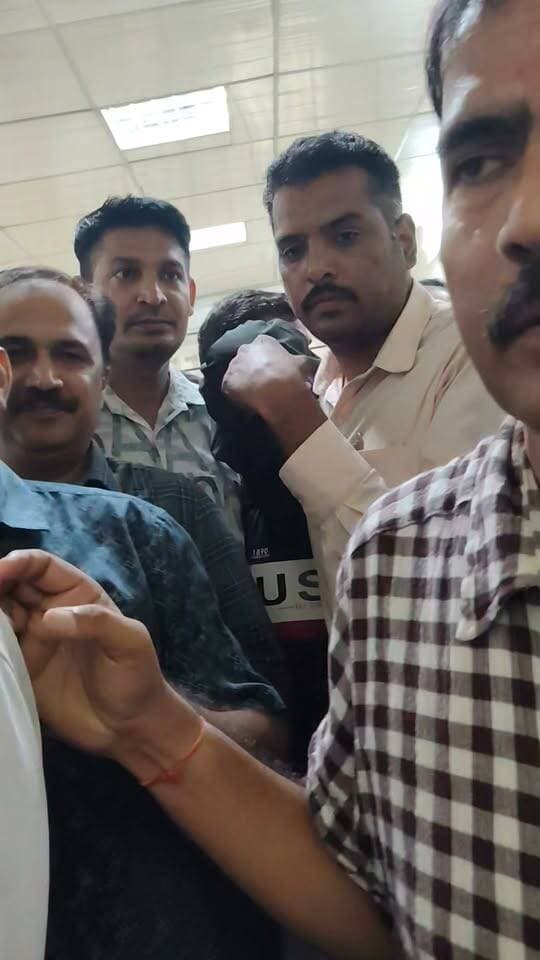 Writing
🚨 टाइगर श्रॉफ फायरिंग केस में बड़ा अपडेट!
कोटा में 3 संदिग्ध हिरासत में, ट्रेन में पुलिस ने किया राउंडअप!
कोटा पुलिस ने फायरिंग मामले में तीन संदिग्धों को हिरासत में लेकर पूछताछ शुरू की है। कोटा एसपी तेजस्विनी गौतम ने कार्रवाई की जानकारी दी। अब पुलिस जांच में तीनों की भूमिका स्पष्ट होने का इंतजार है।
📍 आधिकारिक बयान का इंतजार।
✍️ जर्नलिस्ट मंगल सिंह हाडा
#TigerShroff #KotaNews #RajasthanPolice #BreakingNews #MangalSinghHada