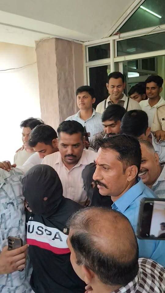 🚨 टाइगर श्रॉफ फायरिंग केस में बड़ा अपडेट!
कोटा में 3 संदिग्ध हिरासत में, ट्रेन में पुलिस ने किया राउंडअप!
कोटा पुलिस ने फायरिंग मामले में तीन संदिग्धों को हिरासत में लेकर पूछताछ शुरू की है। कोटा एसपी तेजस्विनी गौतम ने कार्रवाई की जानकारी दी। अब पुलिस जांच में तीनों की भूमिका स्पष्ट होने का इंतजार है।
📍 आधिकारिक बयान का इंतजार।
✍️ जर्नलिस्ट मंगल सिंह हाडा
#TigerShroff #KotaNews #RajasthanPolice #BreakingNews #MangalSinghHada