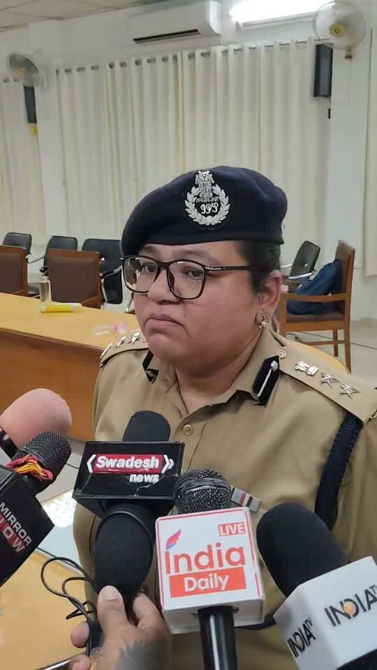 टाइगर श्रॉफ फायरिंग केस में कोटा से बड़ा अपडेट, 3 संदिग्ध हिरासत में!
ट्रेन में राउंडअप कर कोटा लाई पुलिस, एसपी तेजस्विनी गौतम ने बताई कार्रवाई की पूरी कहानी
कोटा। बॉलीवुड अभिनेता टाइगर श्रॉफ से जुड़े फायरिंग मामले में राजस्थान के कोटा से बड़ा अपडेट सामने आया है। कोटा पुलिस ने मामले में तीन संदिग्धों को हिरासत में लिया है। शुरुआती जानकारी के अनुसार, इनमें दो हरियाणा और एक महाराष्ट्र का निवासी बताया जा रहा है।
बताया जा रहा है कि संदिग्धों की लोकेशन और ट्रेन से यात्रा करने की जानकारी मिलने के बाद पुलिस ने निगरानी बढ़ाई। इसके बाद ट्रेन में राउंडअप कर तीनों को हिरासत में लिया गया और पूछताछ के लिए कोटा लाया गया।
एसपी तेजस्विनी गौतम ने दी कार्रवाई की जानकारी
कोटा पुलिस अधीक्षक तेजस्विनी गौतम ने मामले में की गई कार्रवाई और संदिग्धों को हिरासत में लेने की प्रक्रिया के संबंध में जानकारी दी। अब पुलिस तीनों से पूछताछ कर रही है और फायरिंग की घटना में उनकी संभावित भूमिका की जांच की जा रही है।
पूछताछ के बाद खुलेगा राज
फिलहाल तीनों संदिग्धों की भूमिका को लेकर स्थिति स्पष्ट होना बाकी है। मामले में उनकी संलिप्तता, आपसी संपर्क और कथित नेटवर्क के संबंध में जांच के बाद ही तस्वीर साफ हो सकेगी। राजस्थान पुलिस के विस्तृत आधिकारिक बयान और आगे की कार्रवाई का इंतजार है।
जर्नलिस्ट मंगल सिंह हाडा
#TigerShroff #KotaNews #RajasthanPolice #BreakingNews #MangalSinghHada