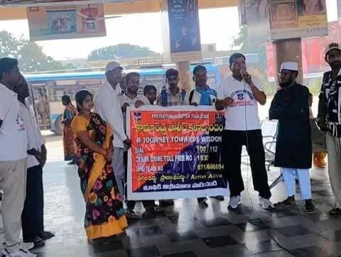 కామారెడ్డి: కామారెడ్డి బస్టాండ్లో పోలీస్ కళాబృందం అవగాహన కార్యక్రమం