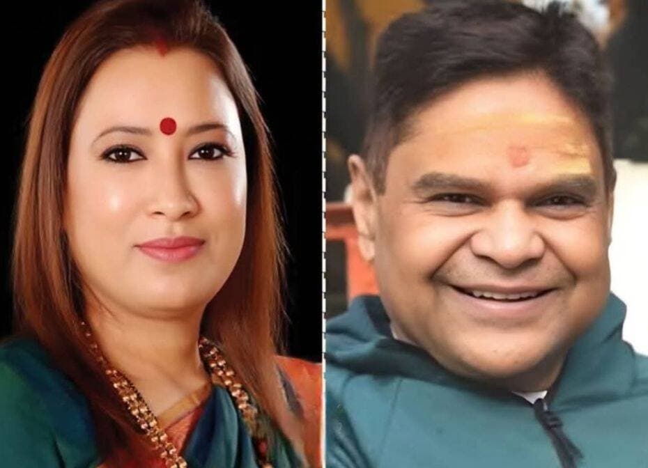 कैबिनेट मंत्री ने अपने पति के खिलाफ दर्ज कराया SC-ST एक्ट का मुकदमा, पति की अग्रिम जमानत याचिका खारिज
उत्तराखंड की राजनीति में महिला एवं बाल विकास मंत्री रेखा आर्या और उनके पति गिरधारी लाल साहू के बीच विवाद ने नया मोड़ ले लिया है। पत्नी की शिकायत पर दर्ज एससी-एसटी एक्ट के मामले में आरोपी गिरधारी लाल साहू उर्फ पप्पू गिरधारी को अदालत से बड़ा झटका लगा है। देहरादून की विशेष एससी-एसटी अदालत ने उनकी अग्रिम जमानत याचिका खारिज कर दी। इस हाईप्रोफाइल पारिवारिक विवाद ने प्रदेश के राजनीतिक गलियारों में भी हलचल बढ़ा दी है।
मामले में मंत्री रेखा आर्या की शिकायत पर देहरादून के कैंट थाने में प्राथमिकी दर्ज की गई है। इसमें आपराधिक षड्यंत्र, धोखाधड़ी, जालसाजी, प्रताड़ना और एससी-एसटी एक्ट से संबंधित आरोप लगाए गए हैं। अदालत ने सुनवाई के दौरान प्रथम दृष्टया मामले में एससी-एसटी अधिनियम के तहत अपराध बनता हुआ प्रतीत होने की बात कही और अग्रिम जमानत देने से इनकार कर दिया।
सुनवाई के दौरान बचाव पक्ष ने दलील दी कि दोनों की शादी को 22 वर्ष हो चुके हैं और विवाद घरेलू तथा आर्थिक प्रकृति का है। अधिवक्ताओं ने यह भी कहा कि कथित जातिसूचक टिप्पणी निजी कमरे में की गई, जहां आम जनता मौजूद नहीं थी। वहीं, राज्य सरकार की ओर से विशेष लोक अभियोजक गोविंद सिंह ने याचिका का विरोध करते हुए कहा कि मंत्री के सरकारी आवास पर कर्मचारियों की मौजूदगी में कथित जातिसूचक शब्दों का इस्तेमाल किया गया था।
अदालत ने स्पष्ट किया कि निजी परिसर में भी अन्य लोगों की मौजूदगी में अपमान किए जाने की स्थिति में वह स्थान 'पब्लिक व्यू' के दायरे में आ सकता है। घटना के वास्तविक तथ्यों और कर्मचारियों की मौजूदगी से जुड़े पहलुओं की जांच साक्ष्यों के आधार पर की जाएगी। एससी-एसटी एक्ट के तहत अग्रिम जमानत पर लागू कानूनी प्रतिबंधों को ध्यान में रखते हुए अदालत ने याचिका खारिज कर दी।
पति पर मारपीट और जान से मारने की साजिश के आरोप
मंत्री रेखा आर्या ने अपने पति पर मारपीट, उत्पीड़न, दूसरी शादी की बात छिपाने और कथित तौर पर जान से मारने की योजना बनाने जैसे गंभीर आरोप लगाए हैं। उन्होंने पति से जुड़ी कथित टिप्पणियों का एक ऑडियो सोशल मीडिया पर साझा किया था। इसके बाद उन्होंने कैंट थाने में शिकायत दर्ज कराई, जिसके आधार पर पुलिस ने मामला दर्ज कर जांच शुरू की।
दूसरी ओर, गिरधारी लाल साहू ने इन आरोपों को निराधार बताते हुए संबंधित ऑडियो को आर्टिफिशियल इंटेलिजेंस (AI) से तैयार किया गया बताया है। उन्होंने मुख्यमंत्री पुष्कर सिंह धामी से पूरे मामले की जांच कराने की मांग भी की। साथ ही उन्होंने मंत्री रेखा आर्या पर भ्रष्टाचार के आरोप लगाते हुए उनकी संपत्ति की जांच कराने की मांग उठाई है।
मामले की जांच कर रही विशेष जांच टीम (SIT) ने भी रेखा आर्या के बयान दर्ज किए हैं और संबंधित दस्तावेज जुटाए हैं। फिलहाल, दोनों पक्षों के आरोप-प्रत्यारोप के बीच पुलिस जांच और कानूनी प्रक्रिया पर सबकी नजरें टिकी हैं। अदालत द्वारा अग्रिम जमानत याचिका खारिज किए जाने का अर्थ दोष सिद्ध होना नहीं है; मामले में अंतिम निष्कर्ष जांच और न्यायिक प्रक्रिया के बाद ही सामने आएगा।