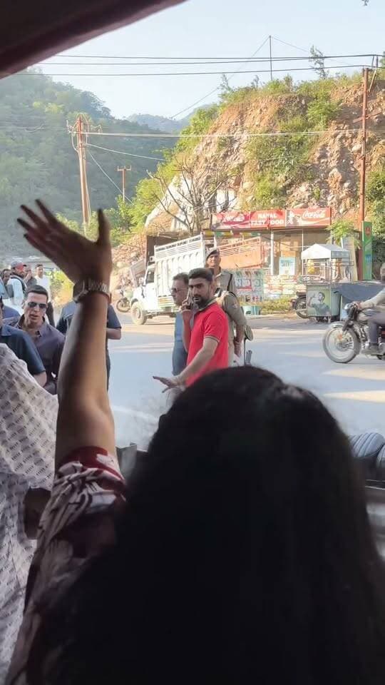 ऋषिकेश में चल रही अक्षय कुमार की मूवी की शूटिंग के दौरान बाइक पर जाते देख लोगों ने किया हैंडशेक
𝑭𝒐𝒍𝒍𝒐𝒘𝒆𝒓𝒔. Rishikesh Nainital - The City Of Lakes Rudrapur online