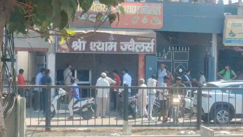 बीती रात ज्वेलर्स की दुकान दादरी गेट, सर्कुलर रोड भिवानी पर हुई चोरी, फोरेंसिक टीम पहुंची मौके पर !