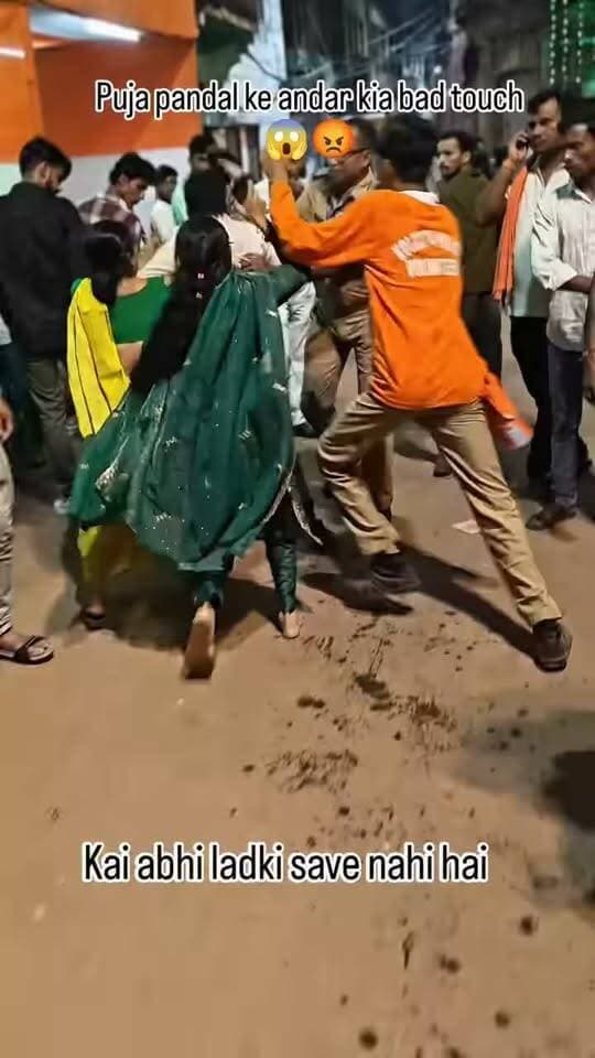 दुर्गा पूजा के मेला में लड़की के साथ छेड़खानी करने वाले लड़के को लड़की ने चप्पल से पिटा