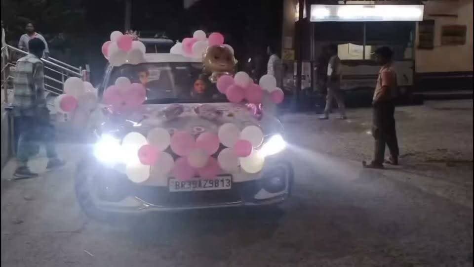 नवरात्रि में मुस्लिम परिवार के घर आई ‘लक्ष्मी’, कार सजाकर मनाया जश्न, बेटी होने पर गर्व का संदेश