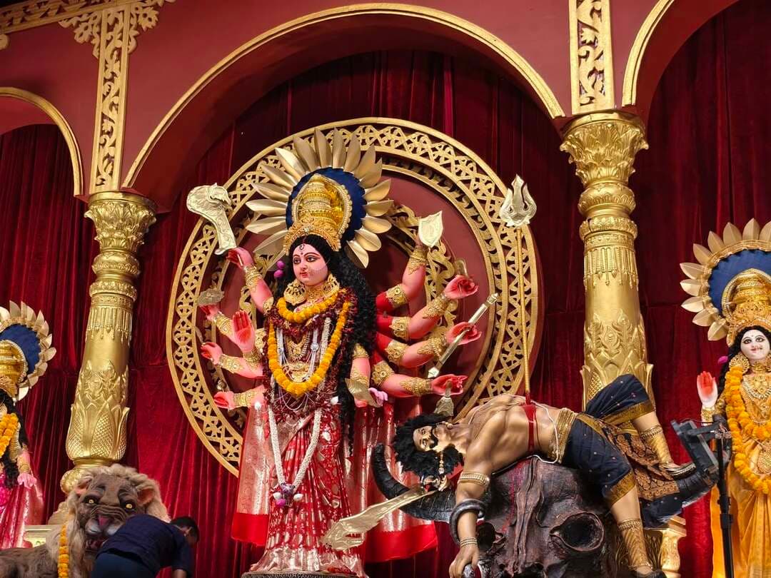 वाराणसी के सबसे प्रसिद्ध दुर्गा पूजा पंडाल में से एक हाथुवा मार्केट का आप कर रहे हैं पंडाल व माता की प्रतिमा का दर्शन, क्या आपने यहां दर्शन किया?