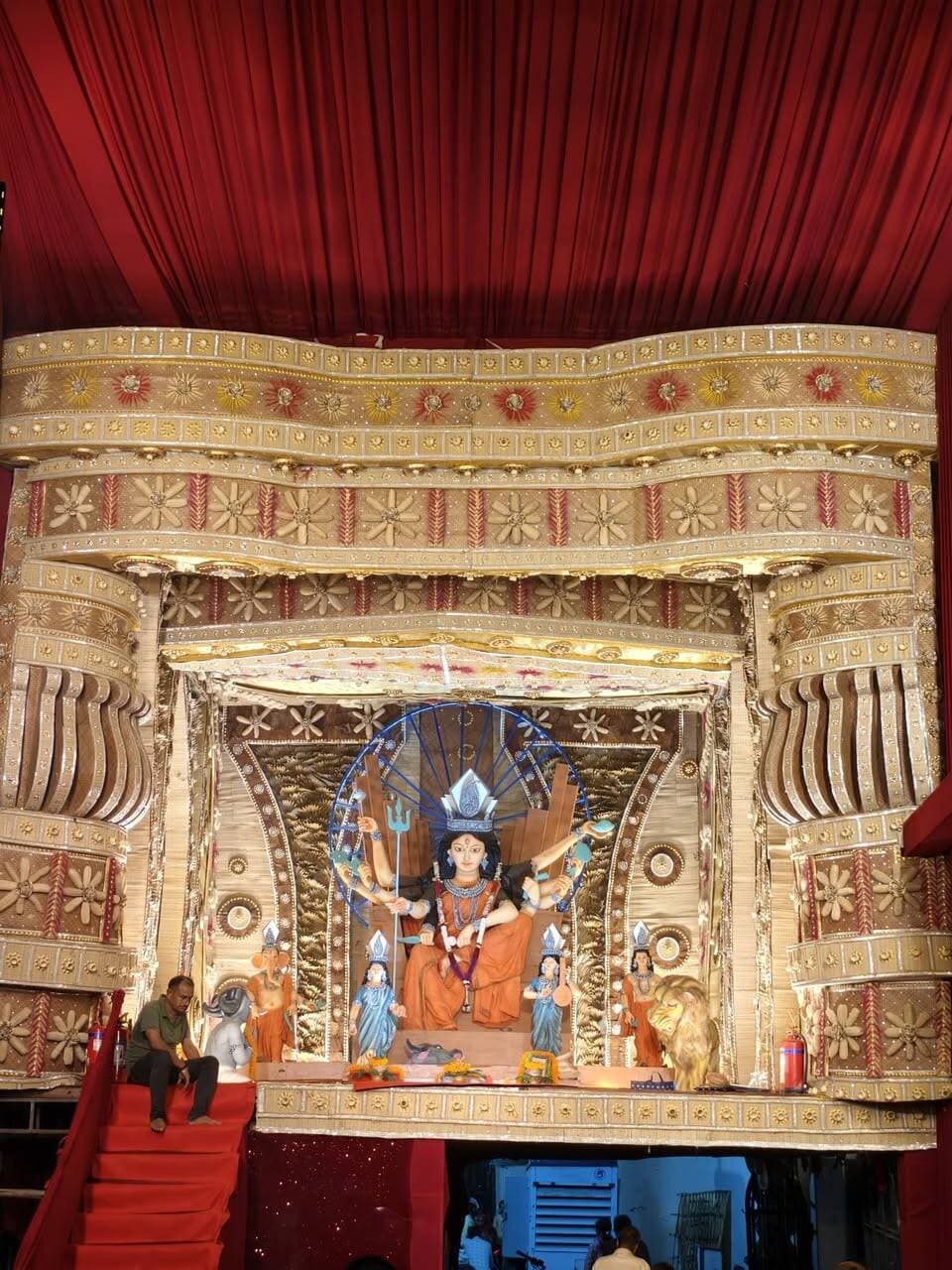 मां दुर्गा के इस प्रतिमा के अद्वितीय दर्शन होंगे आपको वाराणसी के जगतगंज के पंडाल में