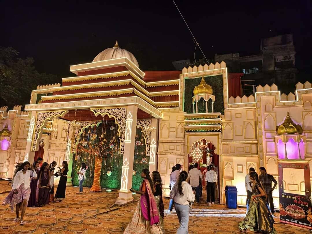 मां दुर्गा का पूजा पंडाल पर प्रतिमा यह दर्शन होता है आपको वाराणसी के नाती इमली के भीतर संजय गांधी नगर के कॉलोनी में, क्या आपने यहां दर्शन किया है?