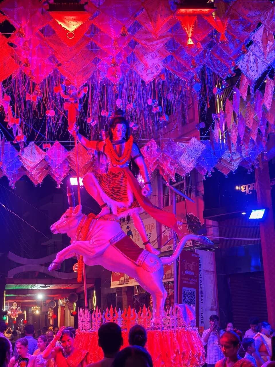 यह सुंदर प्रतिमा व झांकी आप देख रहे हैं बनारस के चेतगंज स्थित मंसाराम फाटक में स्थापित दुर्गा पूजा पंडाल की, क्या आप यहां आए हैं?