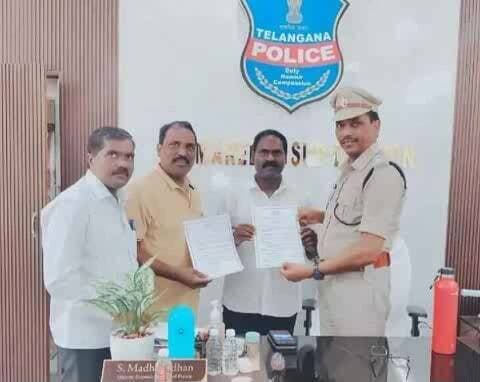కామారెడ్డి: కామారెడ్డిలో అశోక విజయదశమి ఉత్సవాలు: అధికారులకు ఆహ్వాన పత్రిక అందజేత