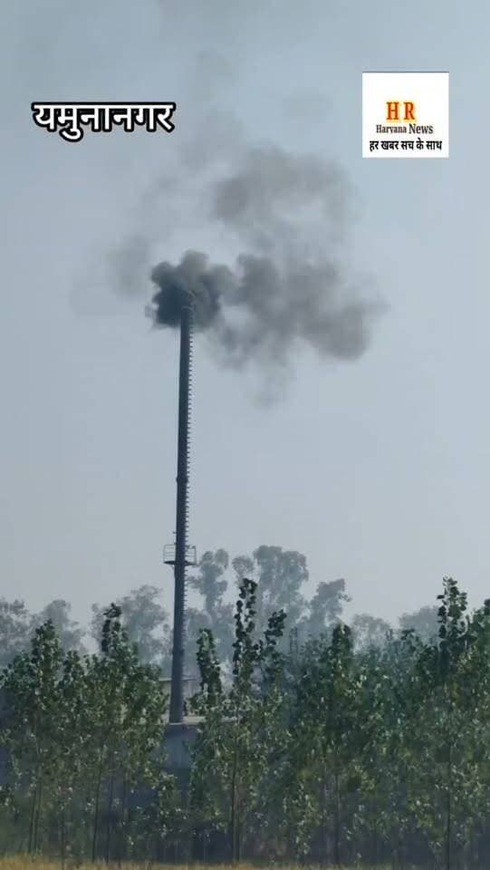 फैक्ट्री की चिमनियों से निकलता धुआं,, पर्यावरण को कर रहा है दूषित