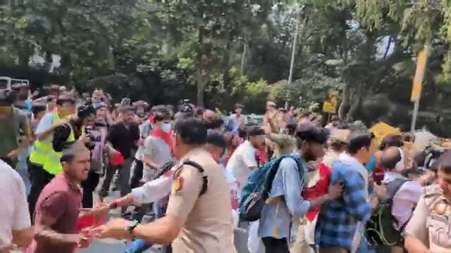 CJP दिल्ली प्रोटेस्ट
Protesters have crossed first barricading