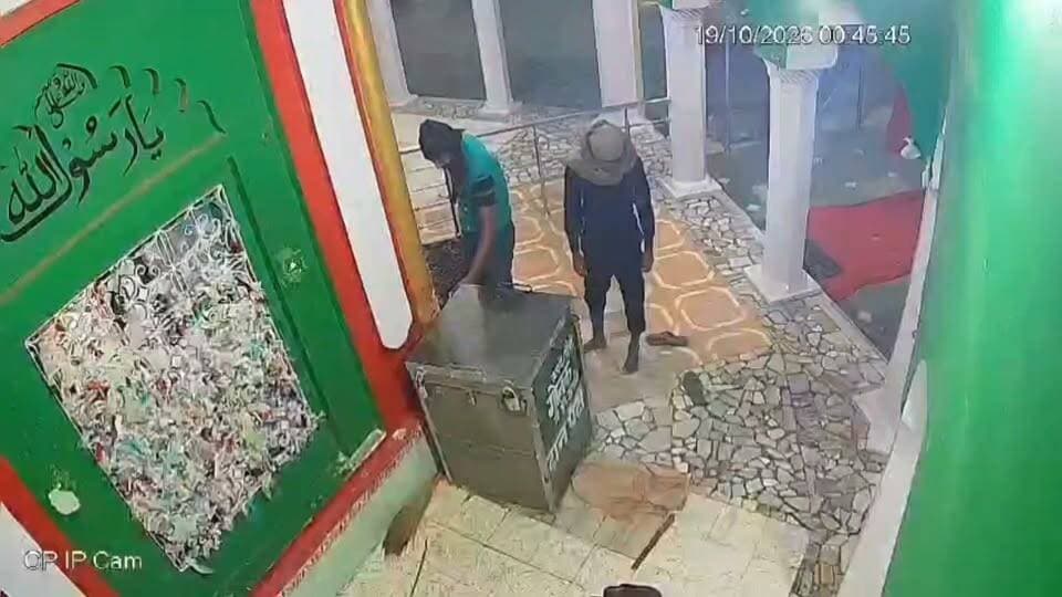 कासगंज-भरगैन में चिश्ती दरगाह पर चोरों का धावा, गुल्लक तोड़कर नकदी उड़ाई,सीसीटीवी में कैद हुई वारदात।