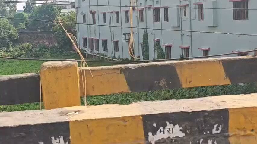 सरकारी नदी में बने में मकान पूर्णिया के लाइन बाजार कुंडी पुल में बन रहे इस निर्माण कार्य को आप क्या समझते हैं....