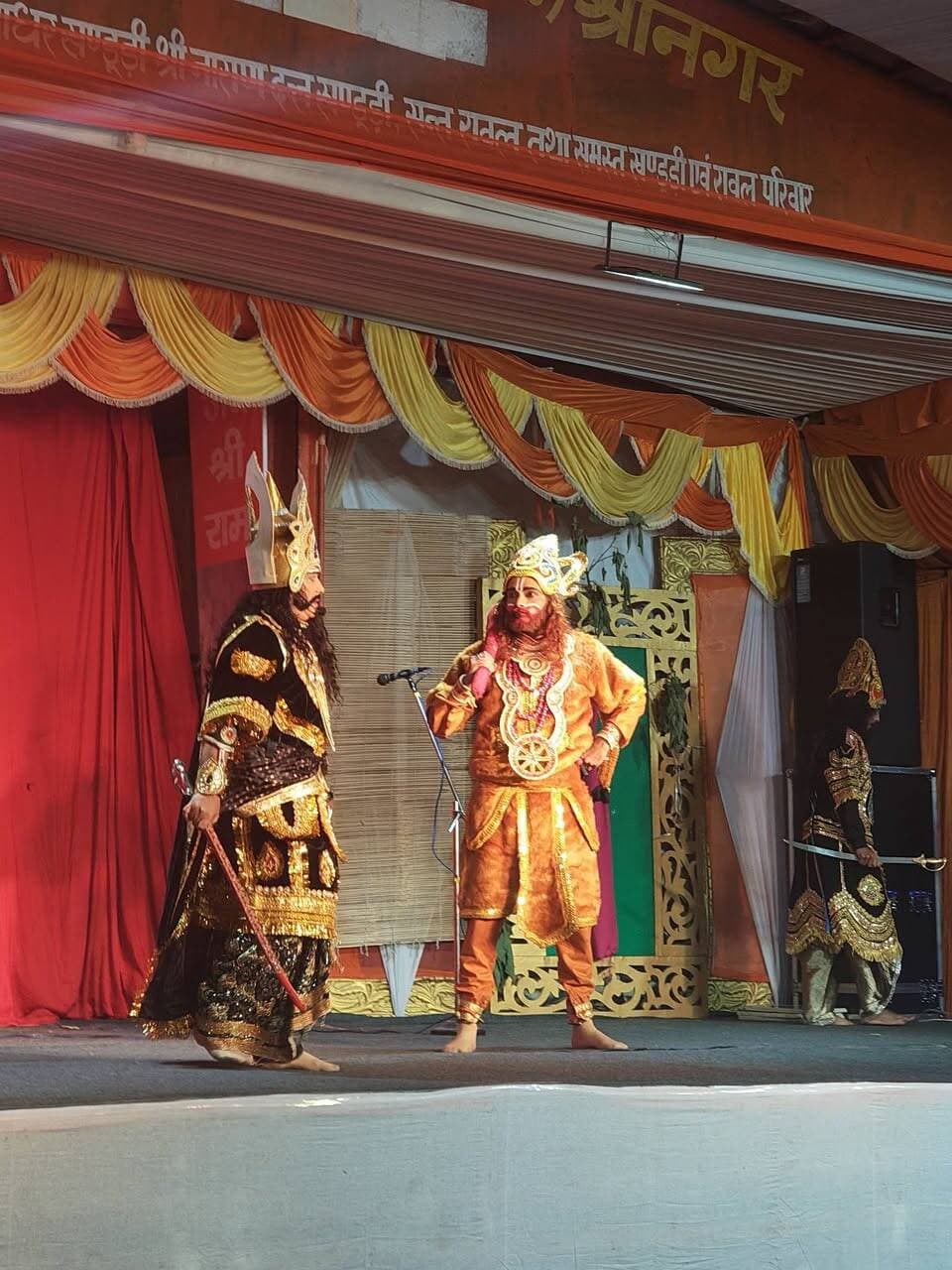 127वें वर्ष की रामलीला में हनुमान ने फूंकी सोने की लंका, अंगद-रावण संवाद ने बांधा समां
अंगद की चुनौती के आगे नहीं झुका रावण, युद्ध के जयघोष के साथ आठवें दिन की लीला का समापन
श्रीनगर गढ़वाल। श्री आदर्श रामलीला समिति की ओर से आयोजित रामलीला के 127वें वर्ष में आठवें दिन लंका दहन और अंगद-रावण संवाद की लीला का भव्य मंचन किया गया। रामलीला मैदान में आयोजित मंचन में कलाकारों ने अपने सशक्त अभिनय से दर्शकों को भावविभोर कर दिया। हनुमान द्वारा लंका दहन और अंगद-रावण संवाद के दृश्यों पर दर्शकों ने खूब तालियां बजाईं।
कार्यक्रम का शुभारंभ रामदरबार में प्रभु श्रीराम और लक्ष्मण द्वारा मां दुर्गा की आरती के साथ हुआ। इसके बाद मंच पर रामायण के प्रमुख प्रसंगों का सजीव चित्रण किया गया। अशोक वाटिका में हनुमान द्वारा रावण पुत्र अक्षय कुमार का वध, मेघनाद द्वारा हनुमान को बंदी बनाकर रावण के दरबार में लाना और रावण के आदेश पर उनकी पूंछ में आग लगाने के प्रसंग का मंचन किया गया। इसके बाद हनुमान ने अपनी शक्ति का प्रदर्शन करते हुए सोने की लंका को आग के हवाले कर दिया।
अगले दृश्य में रावण द्वारा विभीषण को लंका से निष्कासित करने और रामेश्वरम में ज्योतिर्लिंग स्थापना के प्रसंग का मंचन हुआ। इस दौरान पंडित की भूमिका में रावण ने प्रभु श्रीराम को विजयश्री प्राप्त करने का आशीर्वाद दिया। इसके बाद अंगद-रावण संवाद ने दर्शकों में उत्साह भर दिया। अंगद ने रावण को समझाने का प्रयास किया, लेकिन उसके अहंकार के चलते संधि नहीं हो सकी। अंत में अंगद ने युद्ध का जयघोष किया। अंगद की भूमिका निभा रहे मुकेश सेमवाल ने अपने प्रभावशाली अभिनय से खूब तालियां बटोरीं।
कलाकारों के अभिनय ने मोहा मन
लीला में रावण की भूमिका सुदेश जुगरान, विभीषण की सुधीर डंगवाल, मेघनाद की पंकज बडोनी और अक्षय कुमार की भूमिका संजय तिवाड़ी ने निभाई। मुख्य निर्देशन का दायित्व वीरेन्द्र रातूड़ी ने संभाला। वहीं, जगमोहन, राजमोहन, शिवलाल और संजय पांडे की मधुर संगीत प्रस्तुतियों ने रामलीला के वातावरण को भक्तिमय बना दिया।
अतिथियों ने बढ़ाया कलाकारों का उत्साह
इस अवसर पर प्रदेश कांग्रेस कार्यकारिणी के सदस्य बीरेंद्र सिंह नेगी, सुधांशु नौडियाल, सूरज नेगी, छात्रसंघ महासचिव मयंक बहुगुणा, उपाध्यक्ष पुलकित अग्रवाल, सेवानिवृत्त कर्मचारी एसोसिएशन के सदस्य पीसी नौडियाल सहित व्यापारी विश्नोई उपस्थित रहे।
समिति के संरक्षक बुद्धिबल्लभ उनियाल, हरि प्रसाद उनियाल, दिनेश असवाल और विपिन गौतम सहित अध्यक्ष देवेंद्र मणि मिश्रा, सचिव हिमांशु अग्रवाल, उपाध्यक्ष विजय रावल और आशीष उनियाल समेत समिति के अनेक पदाधिकारी एवं कार्यकर्ता मौजूद रहे।
प्रेषक: मनीष चंद्र बडोनी, मीडिया प्रभारी, श्री आदर्श रामलीला समिति।