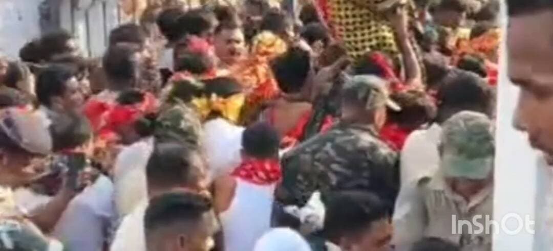 କଲମପୁର: ଭବାନୀପାଟଣା ଛତ୍ରଯାତ୍ରା: ଧାର୍ଯ୍ୟ ସମୟ ପୂର୍ବରୁ ମନ୍ଦିର ପ୍ରବେଶ, ଭକ୍ତଙ୍କ ମଧ୍ୟରେ ଅସନ୍ତୋଷ