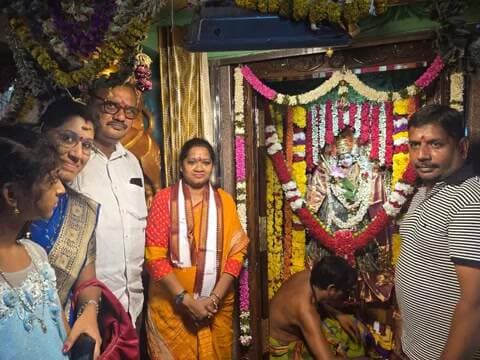 అమలాపురం: అమలాపురం శ్రీ వాసవి కన్యకా పరమేశ్వరి అమ్మవారిని దర్శించుకున్న మాజీ ఎంపీ చింతా అనురాధ