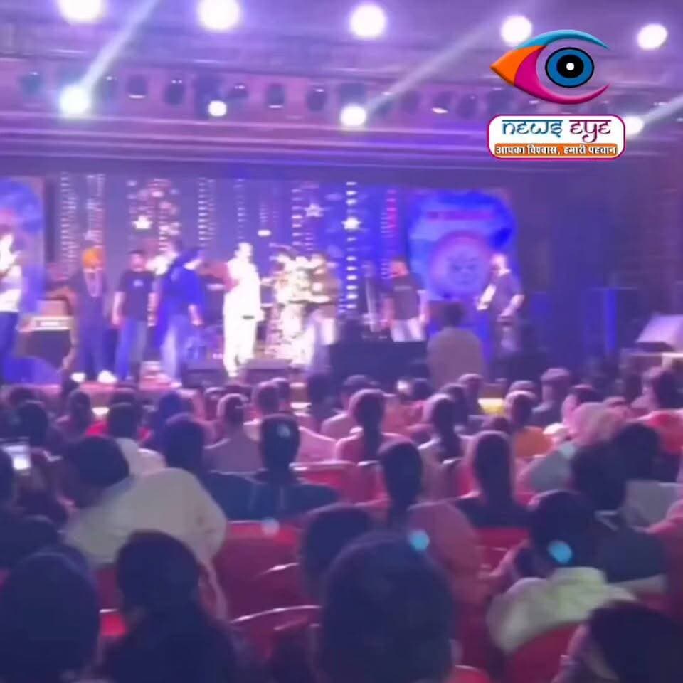 दिलेर मेहंदी पर फूटा कैबिनेट मंत्री सुबोध उनियाल का गुस्सा
उत्तराखंड में एक कार्यक्रम के दौरान मशहूर पंजाबी सिंगर दिलेर मेहंदी को भजन गाने के लिए बुलाया गया था। जहां मौजूद मंत्री सुबोध उनियाल ने कहा, बोल तो पा नहीं रहे गाना क्या गाओगे!
आखिर क्यों नहीं बोल पा रहे थे दिलेर मेहंदी?
#DalerMehndi #SubodhUniyal #UttarakhandNews #UttarakhandPolitics #ViralVideo #PunjabiSinger