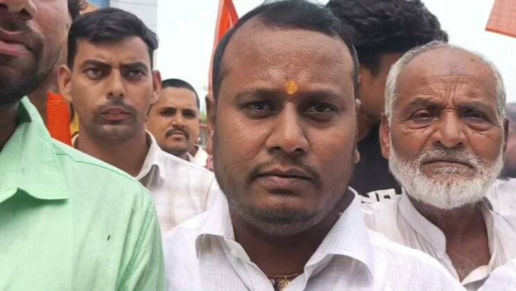 महागठबंधन कार्यकर्ताओं ने पीएम मोदी, अमित शाह और मुख्य चुनाव आयुक्त का पुतला फूंका ,जिले के विभिन्न प्रखंड मुख्यालयों पर किया विरोध प्रदर्शन, 8 अक्टूबर को जिला मुख्यालय में होगा कार्यक्रम
#Rafiganj #Goh #Madanpur #RafiganjNewsChannel #RJD