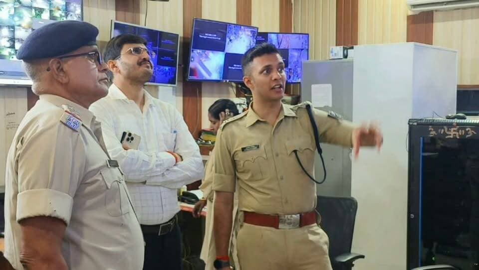 पूजा-2026 को शांतिपूर्ण, सुरक्षित एवं सौहार्दपूर्ण वातावरण में संपन्न कराने तथा विधि-व्यवस्था बनाए रखने के उद्देश्य से आज दिनांक 18 अक्टूबर 2026 को जिलाधिकारी, भोजपुर एवं पुलिस अधीक्षक, भोजपुर के संयुक्त नेतृत्व में नवादा थाना क्षेत्र अंतर्गत विभिन्न पूजा पंडालों का निरीक्षण कर सुरक्षा व्यवस्था का जायजा लिया गया।
इस दौरान पूजा पंडालों में सुरक्षा व्यवस्था को लेकर विभिन्न पूजा समितियों को आवश्यक दिशा-निर्देश दिए गए। साथ ही, कंट्रोल रूम का निरीक्षण कर CCTV निगरानी व्यवस्था की समीक्षा की गई तथा संबंधित पदाधिकारियों एवं कर्मियों को सतर्कता के साथ अपने दायित्वों का निर्वहन करने का निर्देश दिया गया।
कंट्रोल रूम में प्रतिनियुक्त पुलिसकर्मियों को CCTV कैमरों के माध्यम से जिले के विभिन्न पूजा पंडालों, प्रमुख चौक-चौराहों एवं संवेदनशील स्थलों की सतत निगरानी सुनिश्चित करने का निर्देश दिया गया, ताकि किसी भी संदिग्ध गतिविधि पर त्वरित कार्रवाई की जा सके और श्रद्धालुओं की सुरक्षा सुनिश्चित हो सके।