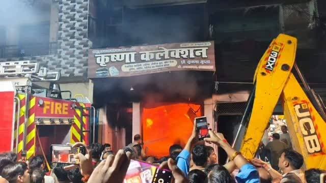 उन्नाव के थाना अचलगंज क्षेत्र में कृष्णा कलेक्शन में शॉर्ट सर्किट से लगी भीषण आग, लाखों का सामान जलकर राख
अचलगंज में कपड़े की दुकान में आग लगने से मचा हड़कंप, फायर ब्रिगेड ने मौके पर पहुंचकर आग पर पाया काबू