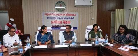 मनेन्द्रगढ़: संभागायुक्त नरेंद्र कुमार दुग्गा ने राजस्व मामलों के शीघ्र और गुणवत्ता पूर्ण समाधान के निर्देश दिए