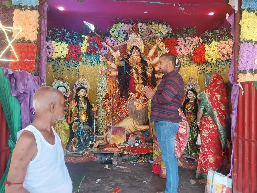 बरौनी प्रखंड क्षेत्र में गूंजा "भगवती दुर्गा माता की जय" का जयकारा, विधि-व्यवस्था के बीच श्रद्धालुओं ने की पूजा-अर्चना
संवाददाता मुकेश कुमार
दुर्गा माता के पट खुलते ही उमड़ी भीड़ः रविवार रात्रि को दुर्गा माता के पट खुलते ही "भगवती दुर्गा माता की जय" के नारों से पूरा बरौनी प्रखंड क्षेत्र गूंज उठा।
प्रमुख क्षेत्रः राजवाड़ा, पिपरा, देवस सहित विभिन्न शहरी और ग्रामीण इलाकों के पूजा पंडालों में भक्तों का तांता लग गया।
सोमवार (नवमी) के विशेष अनुष्ठानः मंदिर प्रांगण में माता का खोइछा भरा गया, कन्याकुमारी भोजन (कन्या पूजन) कराया गया और बच्चों के मुंडन संस्कार भी संपन्न हुए।
सामूहिक सहयोग और सहभागिताः पिपरा, देवस, मालती,हाजीपुर, असुरारी और गाछी टोला सहित सभी जगहों पर पुरानी एवं नई कमेटियों के सदस्यों और ग्रामीणों का भरपूर सहयोग रहा। सभी ने मिलकर पर्व को शांतिपूर्ण और भव्य बनाने में अहम भूमिका निभाई।प्रशासनिक व्यवस्था एवं सुरक्षाःसख्त पुलिस पहराः जिला कप्तान मनीष कुमार के निर्देशानुसार तथा अनुमंडल पदाधिकारी कुमारी शक्ति के नेतृत्व में सभी मंदिरों और पूजा स्थलों पर सुरक्षा के पुख्ता इंतजाम किए गए थे। प्रशासन की मुस्तैदी से पर्व शांतिपूर्ण माहौल में संपन्न हुआ।