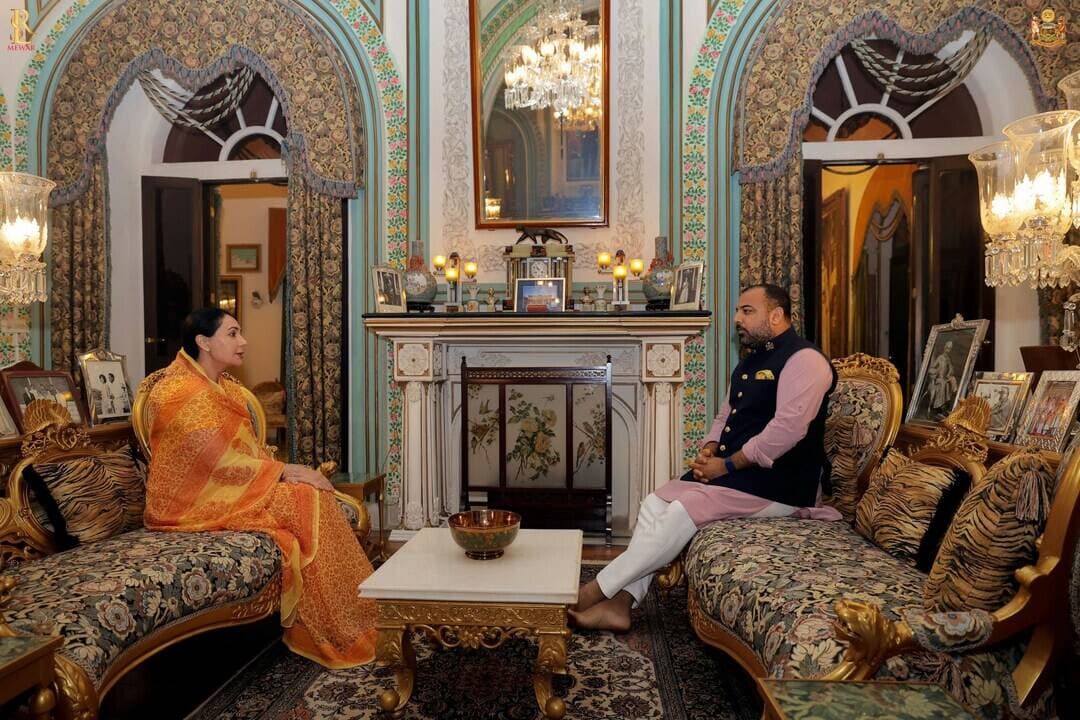 उपमुख्यमंत्री दीया कुमारी ने राजमाता साहिबा विजयराज कुमारी जी मेवाड़ को दी श्रद्धांजलि
उदयपुर, 19 अक्टूबर। राजस्थान की उपमुख्यमंत्री श्रीमती दीया कुमारी ने आज उदयपुर राजमहल पहुंचकर दिवंगत राजमाता साहिबा विजयराज कुमारी जी मेवाड़ को श्रद्धांजलि अर्पित की।
Lakshyaraj Singh Mewar
उपमुख्यमंत्री श्रीमती दीया कुमारी ने श्रीजी हुजूर डॉ. लक्ष्यराज सिंह मेवाड़ से भेंटकर उनकी माता राजमाता साहिबा के देवलोक गमन पर अपनी गहन संवेदनाएँ प्रकट करते हुए मेवाड़ राजपरिवार के प्रति आत्मीय सांत्वना व्यक्त की।