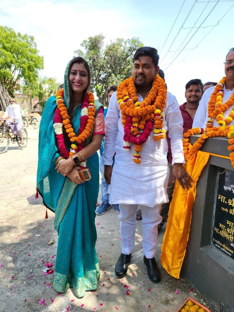 *नवरात्रि की नवमी पर मेधावी छात्राओं को साइकिल भेंट करेंगी जिला पंचायत सदस्य विनीता रावत*
शिक्षा को बढ़ावा देने और बेटियों के सपनों को नई उड़ान देने की पहल, ग्राम सभा ठेंऊंगा के मजरे दुनिया का पुरवा रेलवे क्रासिंग के बगल व ग्राम सभा बैदरापुर के ठेंऊंगी में होगा वितरण*
अयोध्या- शारदीय नवरात्र पर्व के पावन अवसर पर सोहावल प्रथम की जिला पंचायत सदस्य विनीता रावत अपने पति अजय रावत के साथ नवमी के दिन दो मेधावी छात्राओं को साइकिल भेंट करेंगी। यह वितरण क्षेत्र की ग्राम पंचायत
ठेंऊंगा के मजरे दुनिया का पुरवा व ग्राम पंचायत बैरापुर के ठेंऊंगी में किया जाएगा। इस पहल का उद्देश्य प्रतिभाशाली छात्राओं को शिक्षा के प्रति प्रोत्साहित करना और उनकी राह को आसान बनाना है।
नवरात्र के दौरान अजय रावत लगातार क्षेत्र में पहुंचकर दुर्गा पूजा पंडालों में मां दुर्गा का पूजन-अर्चन कर रहे हैं। इसी क्रम में नवमी के पावन अवसर पर छात्राओं को साइकिल वितरित कर शिक्षा और महिला सशक्तीकरण का संदेश दिया जाएगा।
अजय रावत ने कहा कि बेटियां समाज का भविष्य हैं और उनकी शिक्षा में सहयोग करना हम सभी की जिम्मेदारी है। साइकिल मिलने से छात्राओं को विद्यालय आने-जाने में सुविधा मिलेगी और उनका समय भी बचेगा। इससे वे अपनी पढ़ाई पर अधिक ध्यान दे सकेंगी। हमारा प्रयास है कि आर्थिक या आवागमन संबंधी कठिनाइयां किसी भी प्रतिभाशाली बेटी की शिक्षा में बाधा न बनें।
उन्होंने कहा कि इस पहल का उद्देश्य केवल साइकिल वितरित करना नहीं, बल्कि मेधावी छात्राओं का मनोबल बढ़ाना, उन्हें आगे बढ़ने के लिए प्रेरित करना और समाज में बेटियों की शिक्षा के प्रति जागरूकता पैदा करना है। नवरात्र के पावन पर्व पर यह पहल मां दुर्गा के प्रति श्रद्धा के साथ-साथ बेटियों के उज्ज्वल भविष्य के संकल्प को भी दर्शाती है।
