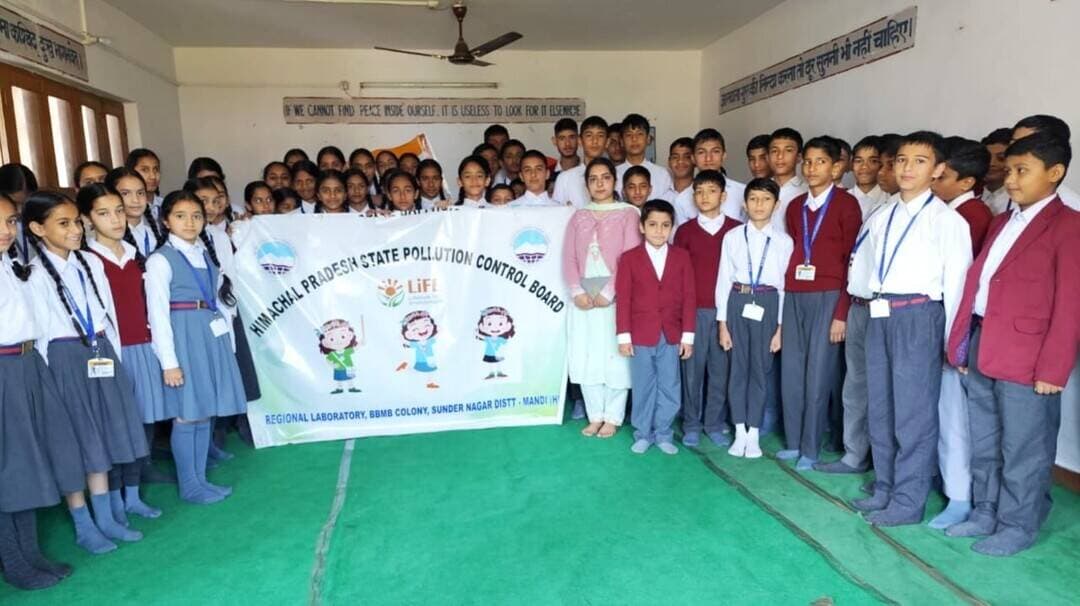 सुंदरनगर में इको-फ्रेंडली दशहरा मनाने का दिया संदेश, विद्यार्थियों को पर्यावरण संरक्षण के प्रति किया जागरूक
पटाखों से परहेज और प्राकृतिक सामग्री से बनी मूर्तियों के उपयोग पर दिया जोर
डेली हिमाचल न्यूज़ - सुंदरनगर, 19 अक्टूबर 2026
हिमाचल प्रदेश राज्य प्रदूषण नियंत्रण बोर्ड की क्षेत्रीय प्रयोगशाला सुंदरनगर द्वारा पर्यावरण संरक्षण के प्रति जागरूकता बढ़ाने के उद्देश्य से सरस्वती विद्या मंदिर उच्च पाठशाला महादेव सुंदरनगर में जागरूकता व्याख्यान आयोजित किया गया। कार्यक्रम में क्षेत्रीय प्रयोगशाला की कनिष्ठ वैज्ञानिक अधिकारी पूजा शर्मा ने विद्यार्थियों को पर्यावरण अनुकूल दशहरा मनाने के महत्व के बारे में जानकारी दी। पूजा शर्मा ने बताया कि दशहरा बुराई पर अच्छाई की जीत का प्रतीक है। इस पर्व को पर्यावरण की सुरक्षा एवं स्वच्छता का संदेश देते हुए मनाना चाहिए। उन्होंने विद्यार्थियों को पर्यावरण अनुकूल सजावट अपनाने, मिट्टी एवं प्राकृतिक सामग्री से बनी मूर्तियों का उपयोग करने, पटाखों से परहेज करने तथा सामुदायिक स्तर पर पर्यावरण हितैषी उत्सव आयोजित करने के लिए प्रेरित किया। उन्होंने ऊर्जा की खपत कम करने, ई-कचरे का उचित प्रबंधन करने और एकल उपयोग वाले प्लास्टिक से बचने के महत्व पर भी प्रकाश डाला। उन्होंने कहा कि पर्यावरण अनुकूल त्योहार मनाना केवल हमारी जिम्मेदारी नहीं, बल्कि आने वाली पीढ़ियों के लिए स्वच्छ एवं सुरक्षित पर्यावरण सुनिश्चित करने की दिशा में महत्वपूर्ण कदम है।
कार्यक्रम के माध्यम से विद्यार्थियों को संदेश दिया गया कि त्योहारों की वास्तविक खुशी प्रकृति को नुकसान पहुंचाने में नहीं, बल्कि उसे सुरक्षित रखने और समाज में सकारात्मक बदलाव लाने में है।
इस अवसर पर विद्यालय की प्रधानाचार्य सरला शर्मा सहित अन्य शिक्षक एवं कर्मचारी उपस्थित रहे। कार्यक्रम में लगभग 50 विद्यार्थियों और विद्यालय स्टाफ सदस्यों ने भाग लिया तथा पर्यावरण अनुकूल दशहरा मनाने का संदेश अपनाया।
Daily Himachal News Dhn24×7 Dhn24×7 Daily Himachal News Himachal Pradesh Police Mandi Police