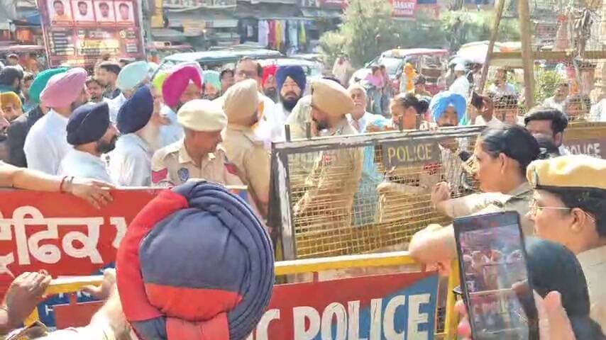 ਲੁਧਿਆਣਾ ਪੱਛਮੀ: ਲੁਧਿਆਣਾ: 'ਆਪ' ਵਿਧਾਇਕ ਅਸ਼ੋਕ ਪਰਾਸ਼ਰ ਪੱਪੀ ਦੇ ਘਰ ਬਾਹਰ ਹੰਗਾਮਾ, ਪੁਲਿਸ ਨਾਲ ਹੋਈ ਧੱਕਾ-ਮੁੱਕੀ
