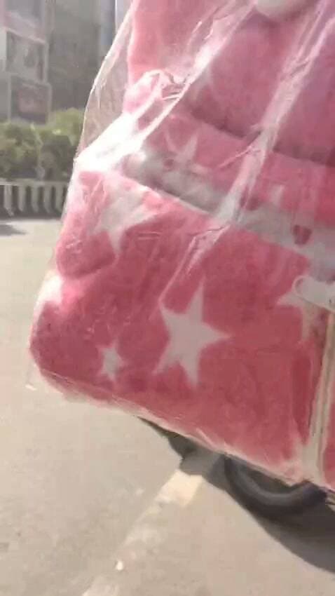 मऊ में राहुल अस्पताल के सामने एक युवक ने एक लड़के को मारते हुए वीडियो सोशल मीडिया पर तेजी से वायरल हो रही है।
#मऊ Mau Police