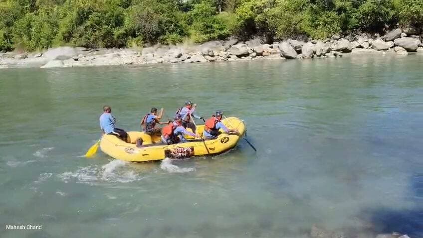 🚨रुद्रप्रयाग: गबनी गांव के पास खाई में गिरा 35 वर्षीय व्यक्ति, रातभर चला सर्च अभियान
📍 ऊखीमठ।चन्द्रापुरी के गबनी गांव के समीप खाई में गिरकर 35 वर्षीय रविन्द्र सिंह लापता हो गए। घटना की सूचना 18 अक्टूबर की रात करीब 11 बजे मिली, जिसके बाद एसडीआरएफ और पुलिस की टीमें मौके के लिए रवाना हुईं।
🔴 रातभर चले सर्च अभियान के बावजूद लापता व्यक्ति का कोई सुराग नहीं मिल पाया। सुबह एसडीआरएफ, जल पुलिस और स्थानीय पुलिस की संयुक्त टीम ने दोबारा तलाश शुरू कर दी है।
फिलहाल रविन्द्र सिंह की तलाश जारी है। दुर्गम क्षेत्र में रेस्क्यू टीमें अभियान में जुटी हैं।
🙏 रेस्क्यू टीमों की नजरें लापता व्यक्ति की तलाश पर टिकी हैं।
#Rudraprayag #Ukhimath #SDRF #RescueOperation #UttarakhandNews #BreakingNews