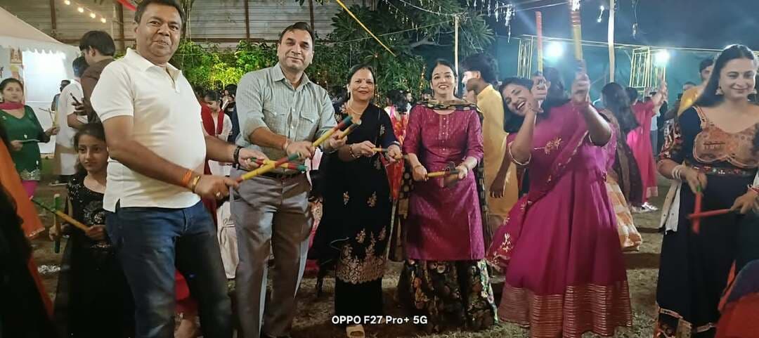रास गरबा की धूम से झूम उठा पंचकूला, हजारों महिलाओं ने किया गरबा-डांडिया
होटल पल्लवी ग्रांड में गुजरात की संस्कृति का दिखा अद्भुत रंग
पंचकूला, 18 अक्टूबर : पंचकूला में आयोजित रास गरबा एवं डांडिया महोत्सव-2026 में शनिवार को डांडिया की ऐसी धूम रही कि पूरा पंचकूला गरबा के रंग में रंगा नजर आया। होटल पल्लवी ग्रांड, सेक्टर-5 में आयोजित महोत्सव में हजारों की संख्या में महिलाएं और परिवार पहुंचे तथा पारंपरिक परिधानों में सजकर गरबा और डांडिया किया। डीजे पर बजते गरबा गीतों के साथ महिलाओं के थिरकते कदम और डांडिया की खनक ने पूरे वातावरण को उत्सवमय बना दिया।
महोत्सव में भावना पारिख, मीना वर्मा और डॉ. साधना अग्रवाल ने महिलाओं को डांडिया करवाया। महिलाओं ने पूरे उत्साह के साथ उनके साथ कदम से कदम मिलाकर डांडिया खेला। मनीषी गुप्ता, रितु गुप्ता, मनमीत गर्ग, सिमरन गुप्ता, मोनिका, गीतू और रुचि जैन की भी आयोजन में सक्रिय सहभागिता रही।
धार्मिक एवं सामाजिक संस्थाओं के पदाधिकारियों और महिलाओं ने बढ़-चढ़कर लिया हिस्सा
रास गरबा एवं डांडिया महोत्सव में पंचकूला की विभिन्न सामाजिक एवं धार्मिक संस्थाओं के पदाधिकारियों के साथ-साथ बड़ी संख्या में महिलाओं ने बढ़-चढ़कर भाग लिया। सभी ने मिलकर गरबा और डांडिया खेलते हुए सांस्कृतिक एकता और भाईचारे का संदेश दिया। विभिन्न संस्थाओं से जुड़े पदाधिकारियों और सदस्यों की मौजूदगी ने आयोजन की गरिमा को और बढ़ाया।
बच्चों के लिए झूले बने आकर्षण, खाने के स्टॉलों पर उमड़ी भीड़
महोत्सव में जहां महिलाएं गरबा और डांडिया में जमकर झूम रही थीं, वहीं बच्चों के लिए लगाए गए झूले आकर्षण का प्रमुख केंद्र बने रहे। बच्चों ने झूलों का खूब आनंद लिया। दूसरी ओर विभिन्न स्टॉलों पर भी लोगों की भारी भीड़ रही। परिवारों ने चाट, टिक्की, डोसा सहित अनेक स्वादिष्ट व्यंजनों का आनंद लिया।
रतन लाल कटारिया ट्रस्ट और होटल पल्लवी ग्रांड की पहल
श्री रतन लाल कटारिया ट्रस्ट एवं होटल पल्लवी ग्रांड द्वारा आयोजित इस महोत्सव में होटल पल्लवी ग्रांड के मालिक राजीव गुप्ता, संयोजक दिनेश गुप्ता, सुरिंदर गोयल, धर्मपाल सिंगला और संजय जैन सहित अनेक लोगों का सहयोग रहा।
आयोजकों ने कहा कि रास गरबा एवं डांडिया महोत्सव के माध्यम से पंचकूला के लोगों को गुजरात की समृद्ध संस्कृति और पारंपरिक गरबा से जोड़ने का प्रयास किया जा रहा है। आयोजन में सभी के लिए निःशुल्क प्रवेश रखा गया है, जिसके कारण रोजाना बड़ी संख्या में लोग परिवार सहित पहुंच रहे हैं।
महोत्सव में बढ़ती भीड़ और लोगों का उत्साह यह दर्शा रहा है कि रास गरबा एवं डांडिया महोत्सव पंचकूला की सांस्कृतिक पहचान का नया आकर्षण बन गया है। डांडिया की खनक, गरबा की ताल, स्वादिष्ट व्यंजनों की खुशबू और बच्चों की खिलखिलाहट ने होटल पल्लवी ग्रांड परिसर को एक भव्य सांस्कृतिक उत्सव में बदल दिया।
