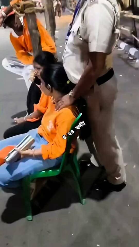 রাস্তায় পুলিশ কর্মীর ব্যবহার দেখে অবাক সকলে
ভাইরাল সেই ভিডিও সোশ্যাল মিডিয়ায়
#viral #viralpost #viralreelschallenge